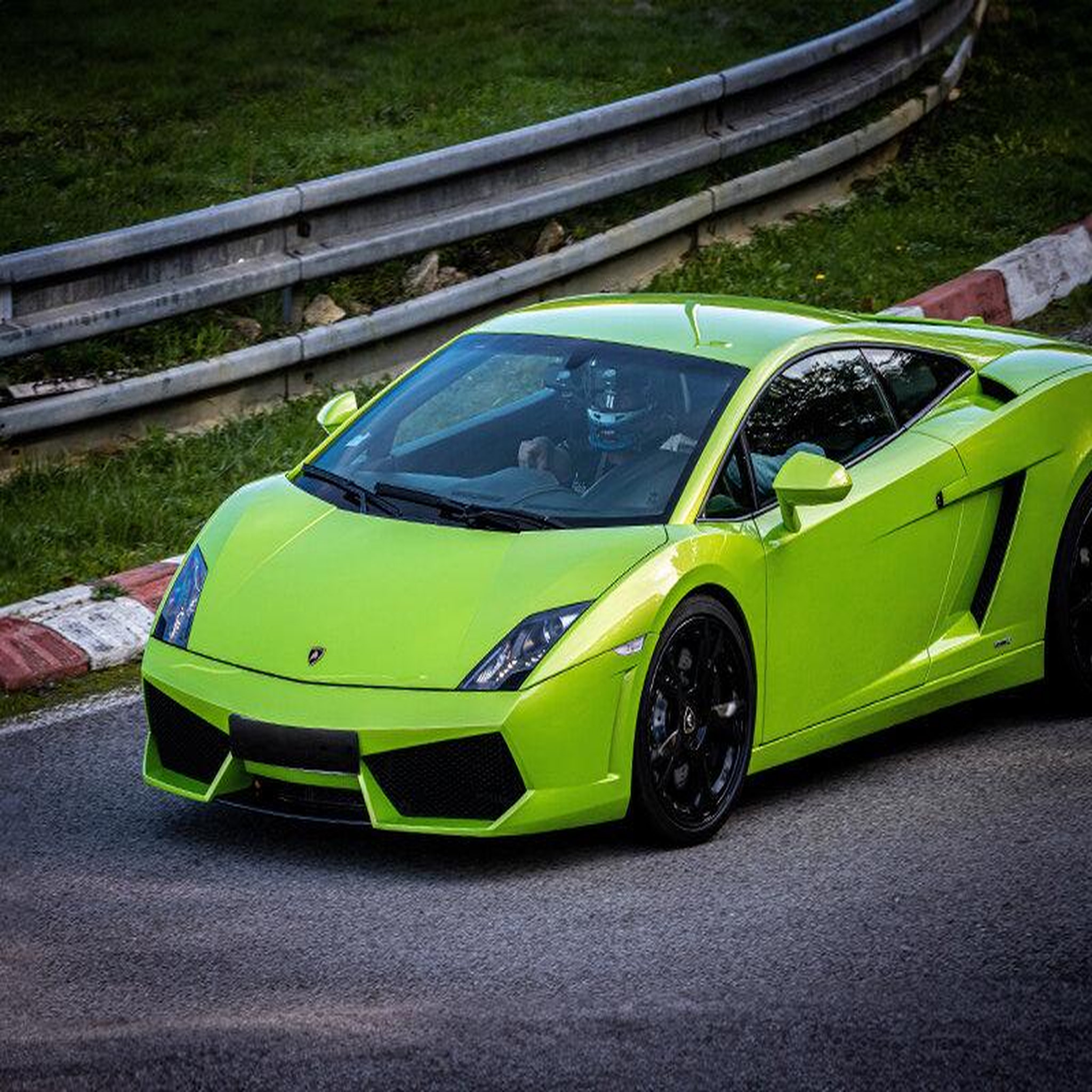 Voir la diapositive 3 : Smartbox Stage de pilotage multivolant : 2 tours en corvette, 2 tours en lamborghini gallardo lp560 et 2 tours en mustang sur le circuit du luc - coffret cadeau sport & aventure