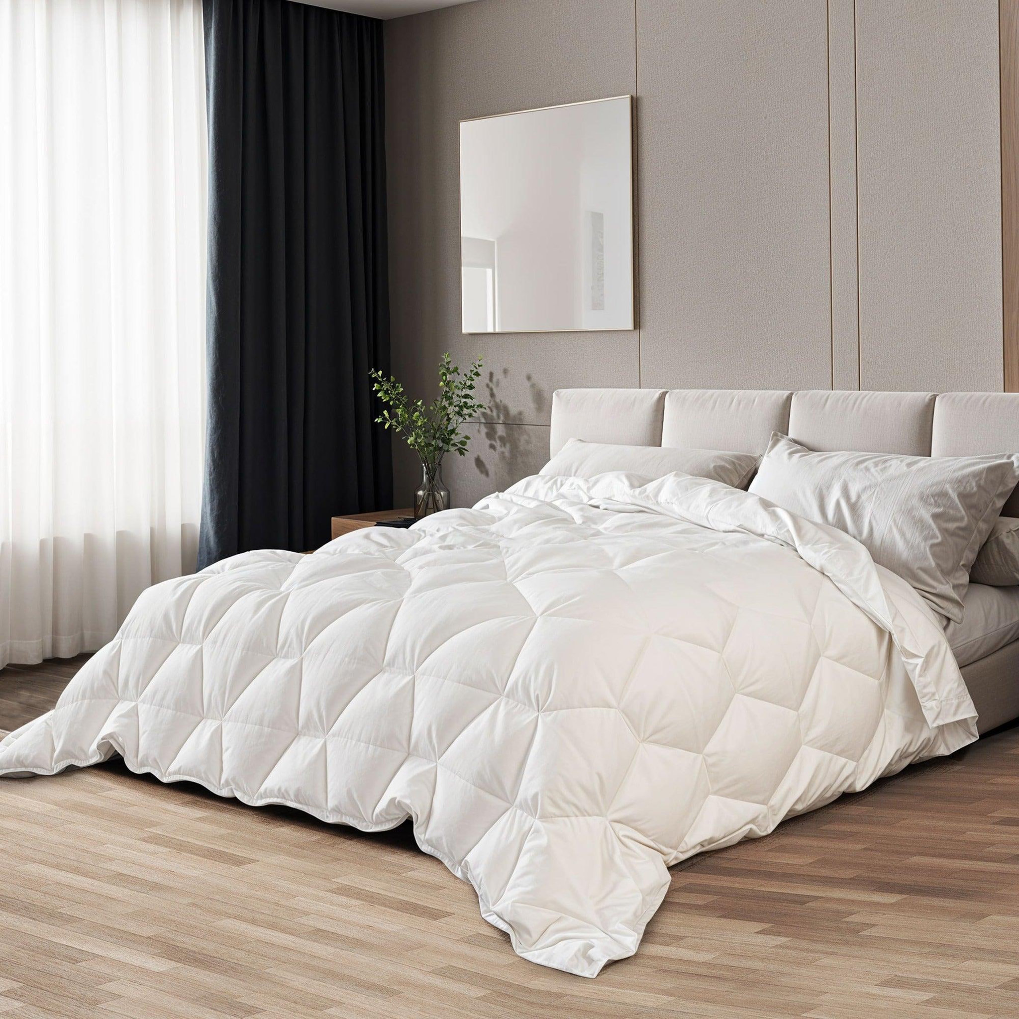 Voir la diapositive 1 : THE WHITE STONE Couette Hiver 135 x 200 cm de 400 g - Rembourrage Chaud en Ouate - Revêtement en Microfibre Hypoallergénique