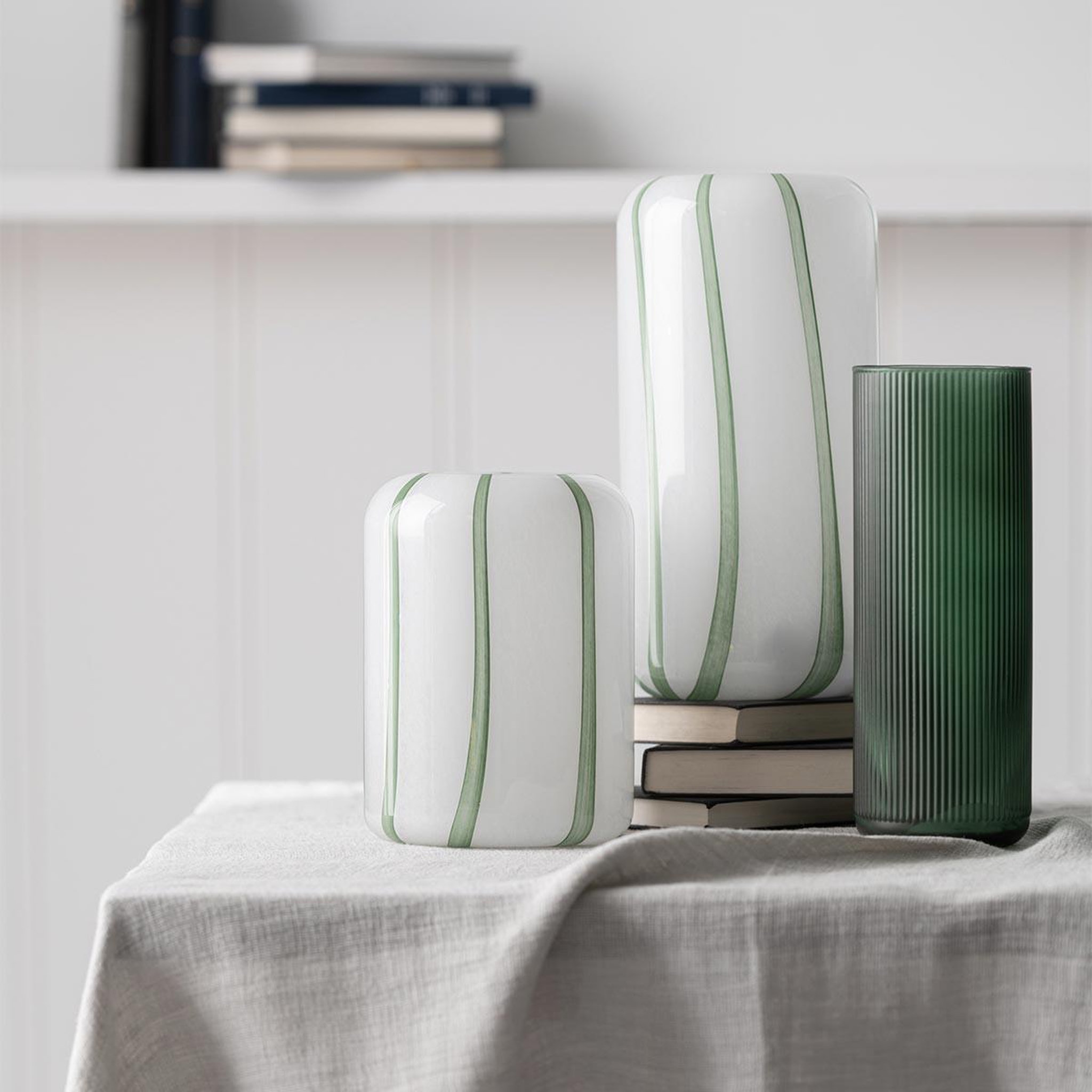 Voir la diapositive 2 : J-LINE Vase Cylindrique en Verre  Joseph  28cm Vert