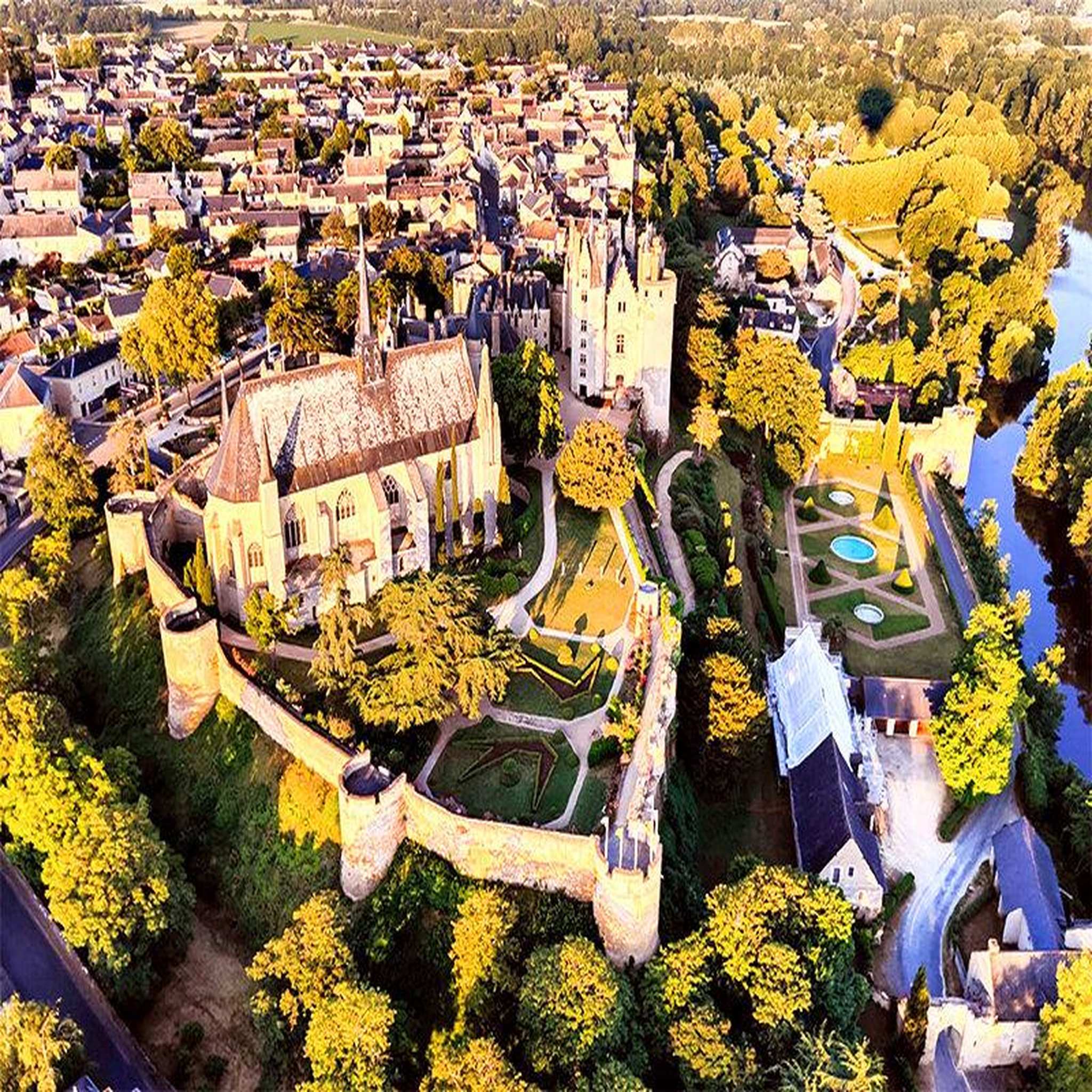 Voir la diapositive 4 : Smartbox Vol en montgolfière au-dessus des châteaux de la loire avec repas 3 plats pour 2 personnes - coffret cadeau sport & aventure