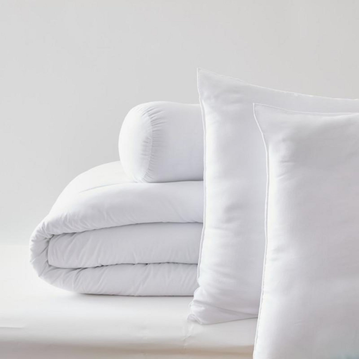 BLANREVE Pack Couette Blanrêve 240 x 220 cm + 2 Oreillers 60 x 60 + polochon 140 Gamme  Douceur  traité Anti Acarien