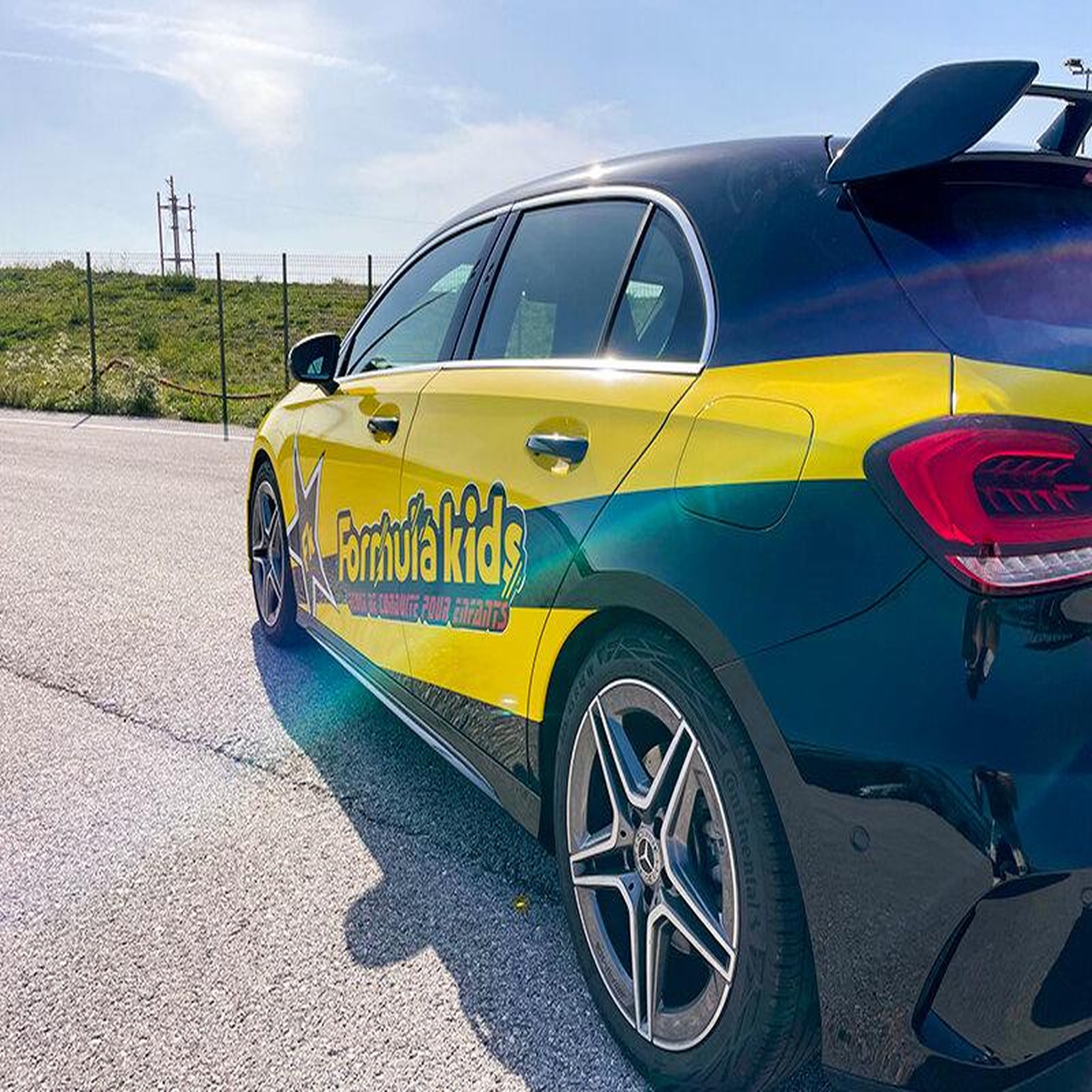 Voir la diapositive 3 : Smartbox Stage de pilotage enfant : 10 tours de circuit au volant d'une mercedes classe a amg line - coffret cadeau sport & aventure