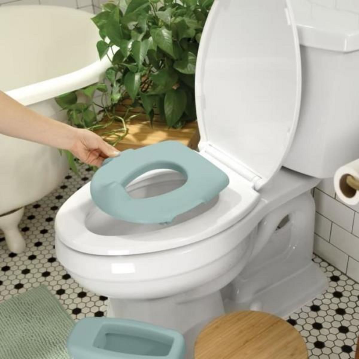 MARKET24 INGENUITY Mini Toilette enfant avec Réducteur de Toilette inclus, Chasse d'eau musicale et rangement lingette intégré Vert