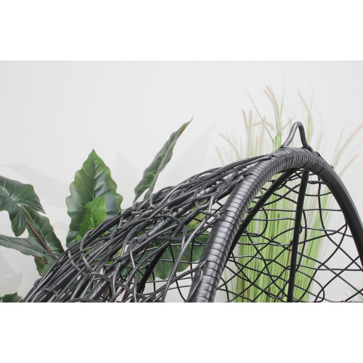 CONCEPT USINE Fauteuil œuf sur pied en résine noir effet rotin JANE