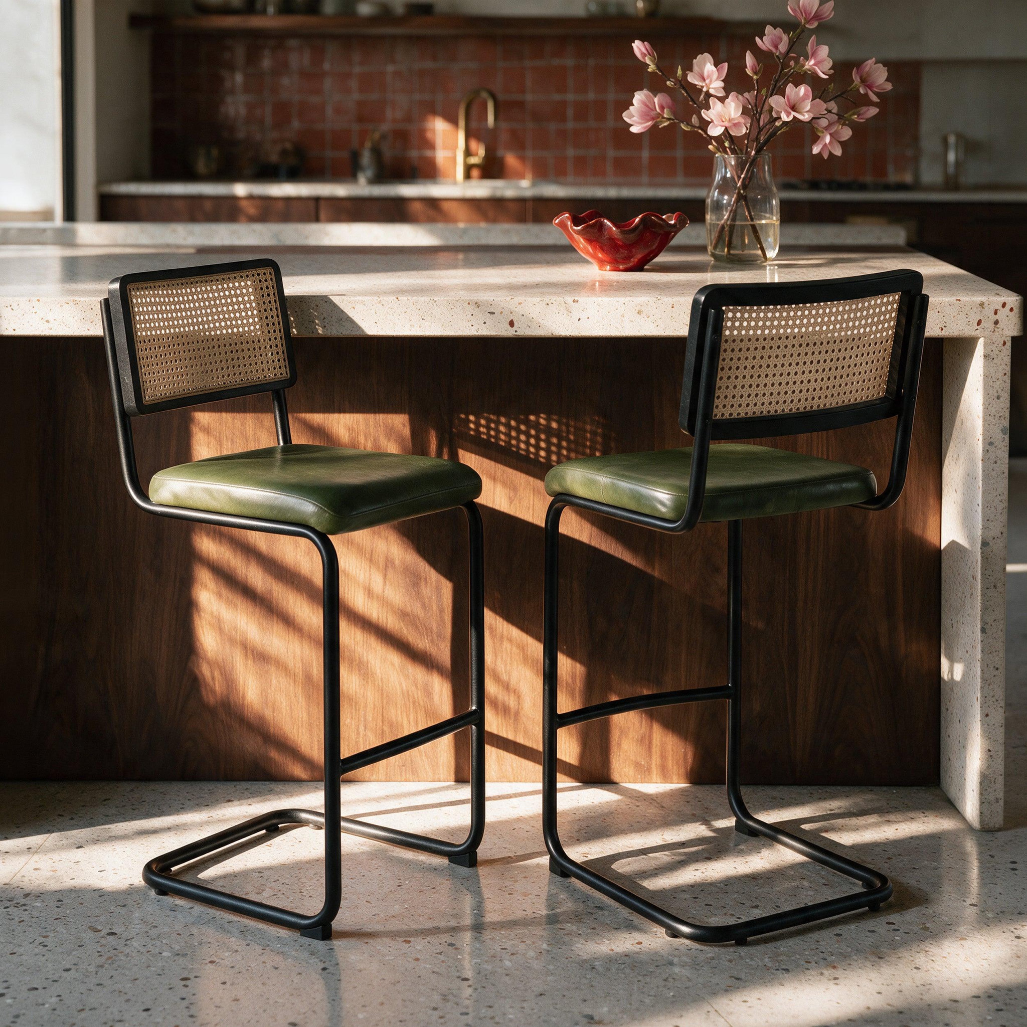 Voir la diapositive 2 : MAISON PAVANE Lot de 2 chaises de bar 76 cm en cannage et cuir vert-Léandre