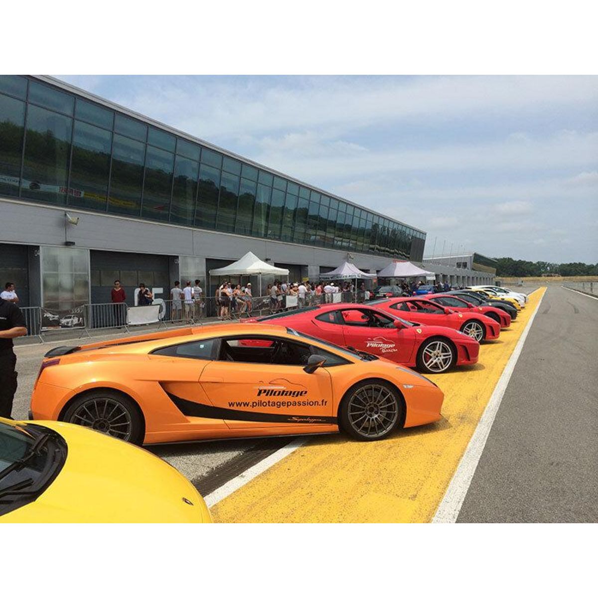 Smartbox Défi pilotage : jusqu'à 5 tours à sensations sur le circuit de Magny-Cours - Coffret Cadeau Sport & Aventure