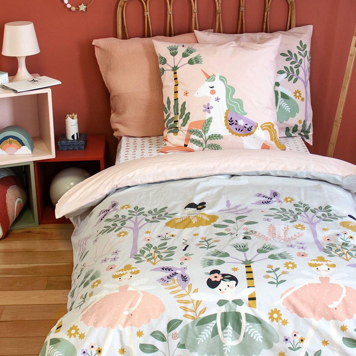 SWEEEK Parure de lit réversible FEERIE 1 place imprimé thème licorne / danseuse 140 x 200cm