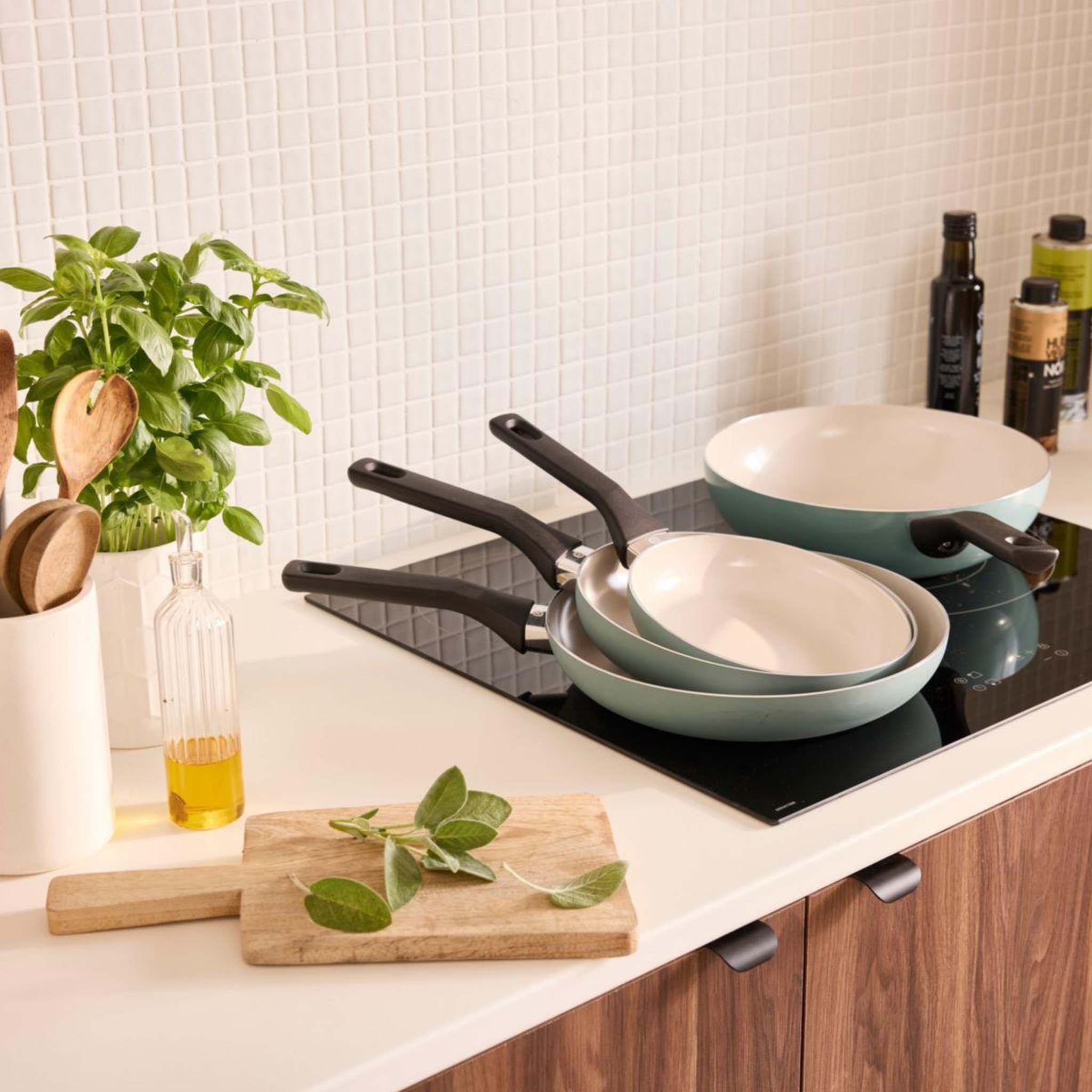 Voir la diapositive 4 : ESSENTIEL B Poêle céramique 24cm vert