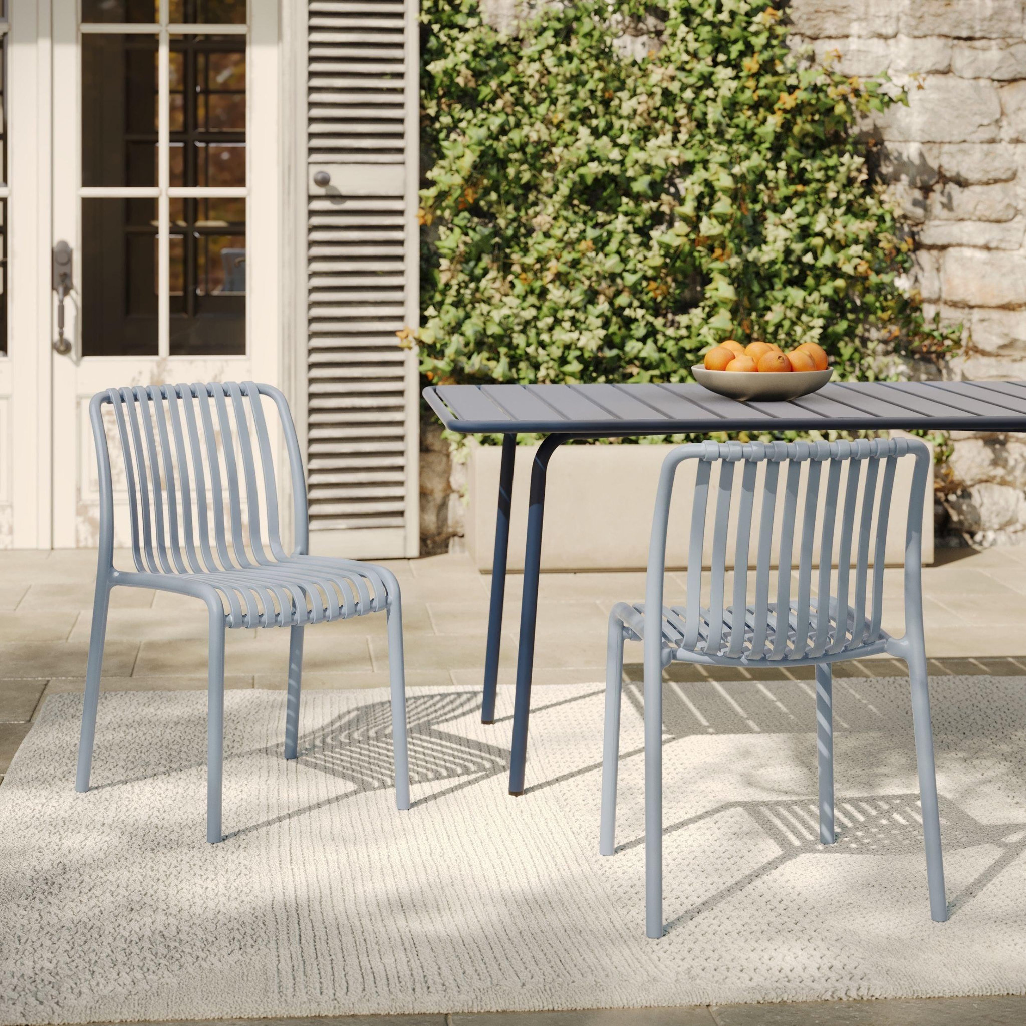 Voir la diapositive 2 : MAISON PAVANE Lot de 2 chaises de jardin empilables en plastique bleu pastel-duli