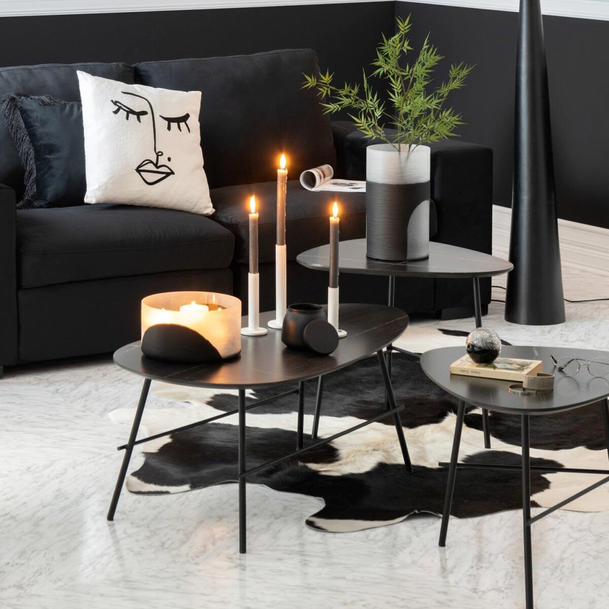 Voir la diapositive 2 : J-LINE Tapis déco en cuir  vache  230x240cm noir & blanc