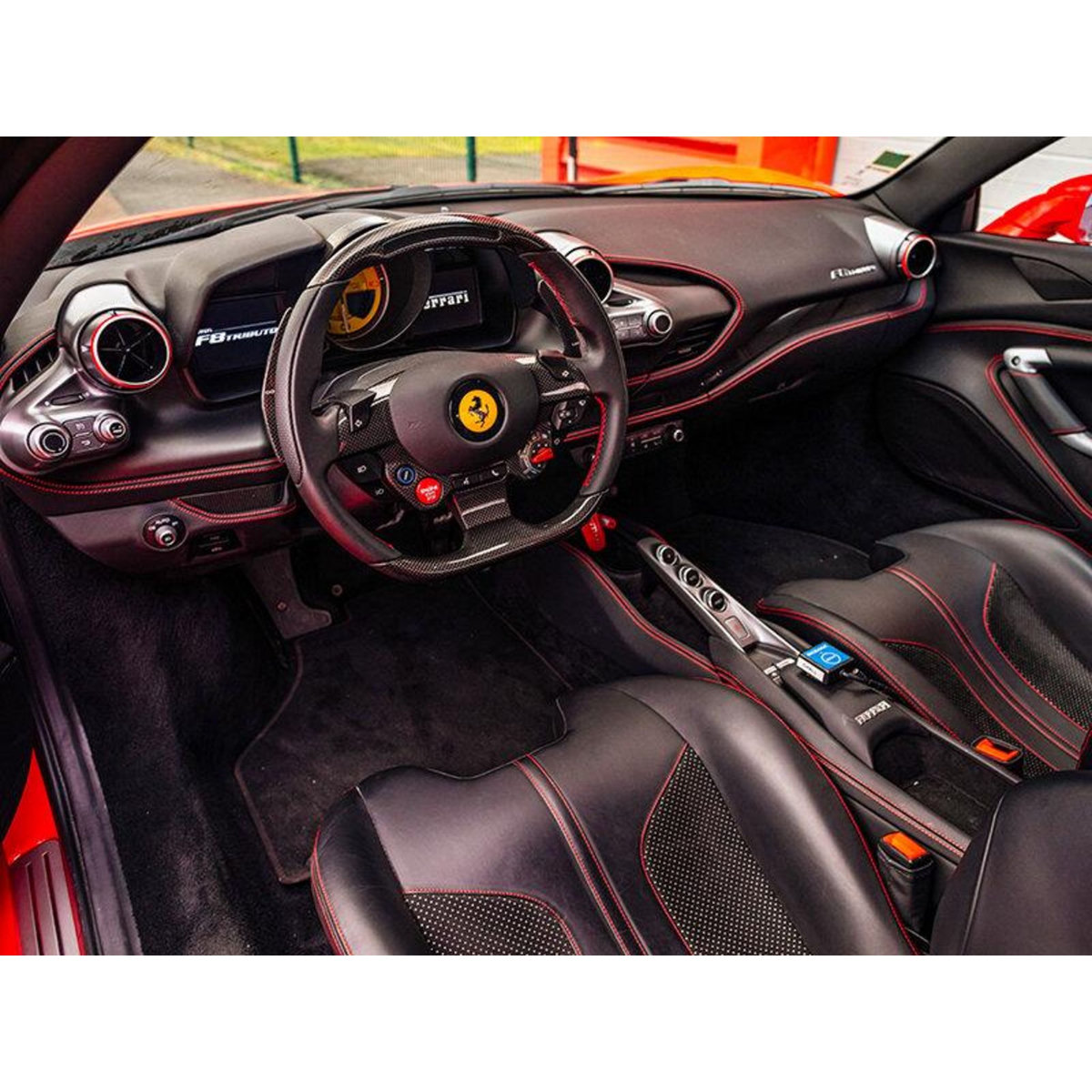 Smartbox Stage de pilotage : 2 tours sur le circuit de Fay de Bretagne en Ferrari F8 - Coffret Cadeau Sport & Aventure