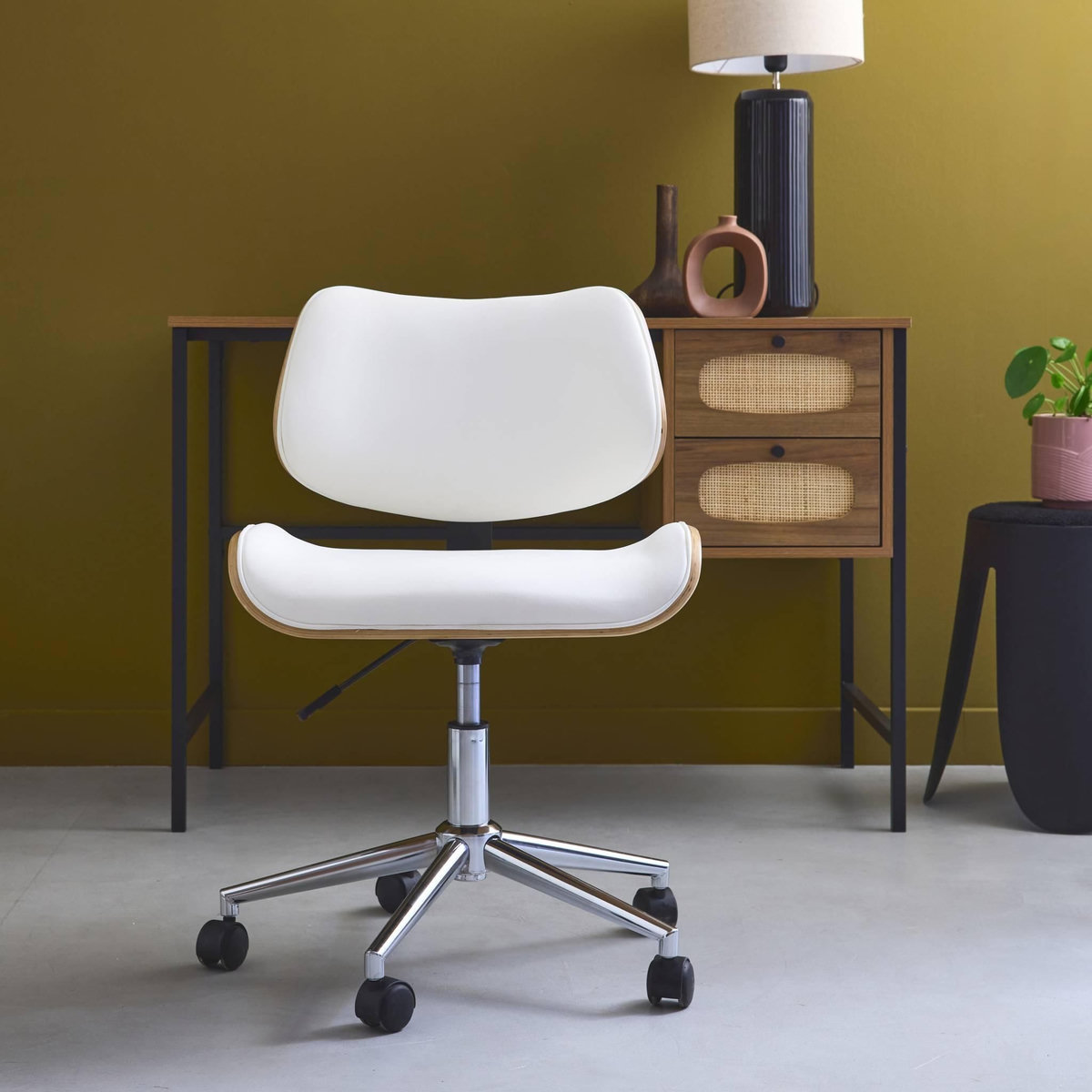 SWEEEK Chaise de bureau à roulettes décor bois courbé et simili cuir