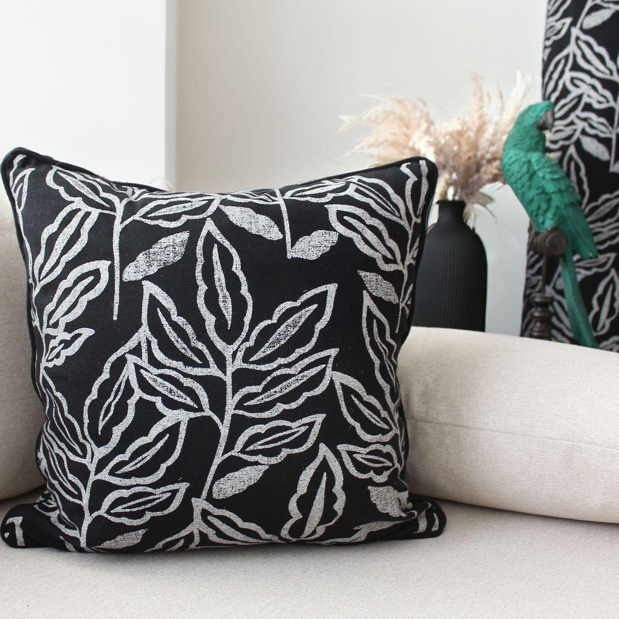 Voir la diapositive 4 : ENJOY HOME Coussin déco à motifs  lodge  40x40cm noir & blanc