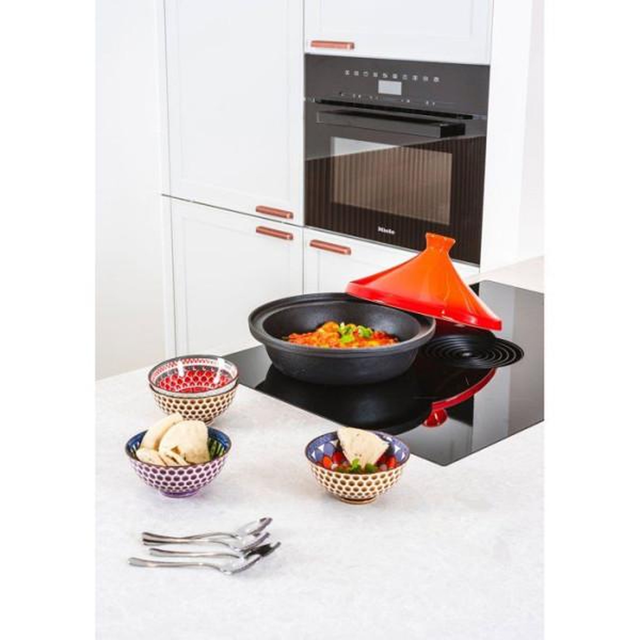 Voir la diapositive 3 : COSY & TRENDY Tajine  en fonte - cosy & trendy - tous feux dont induction - ø 30 cm - orange / noir