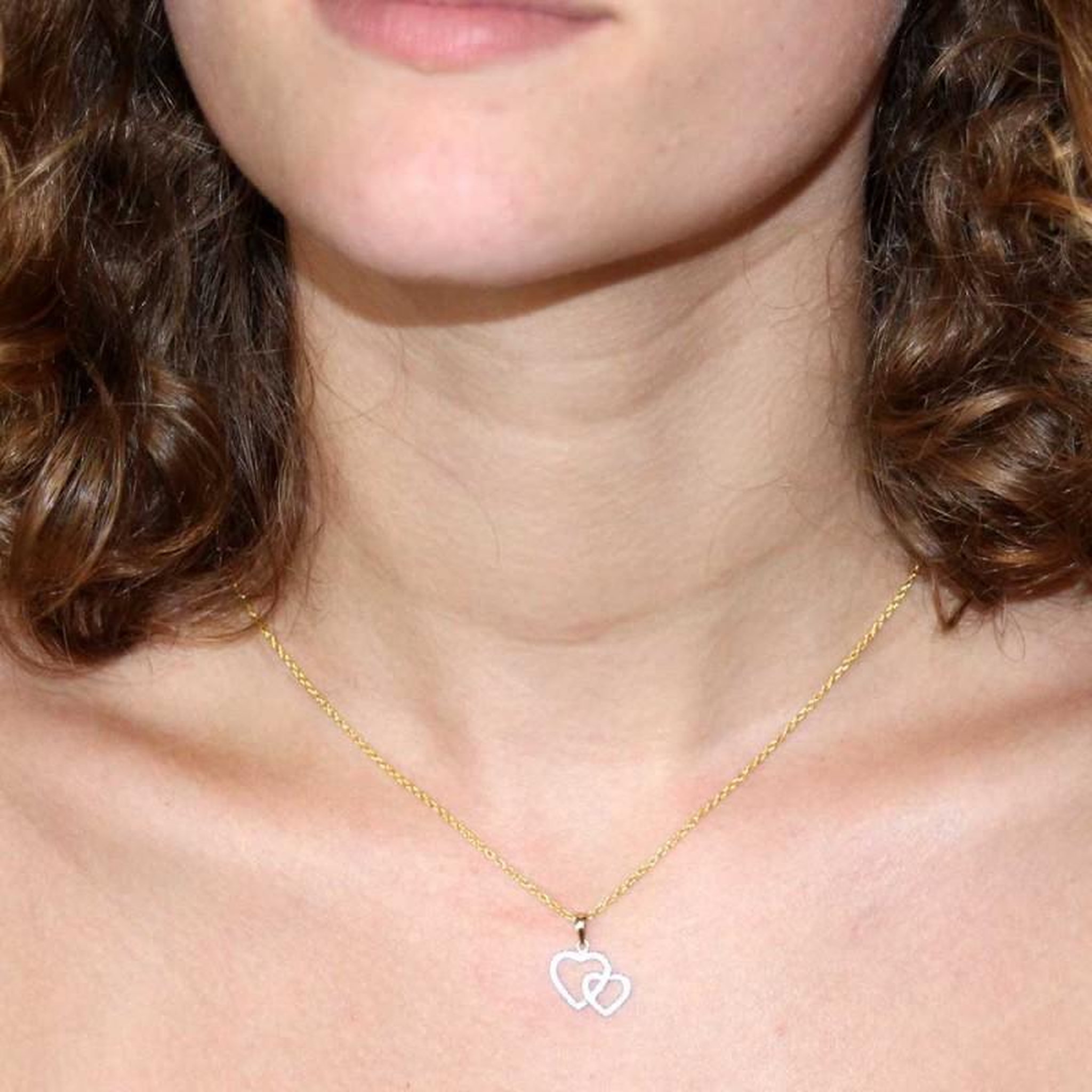 Voir la diapositive 2 : L'ATELIER D'AZUR Collier - Pendentif Or Jaune Coeurs Enlacés Sertis de Zirconiums - Chaine Dorée Offerte