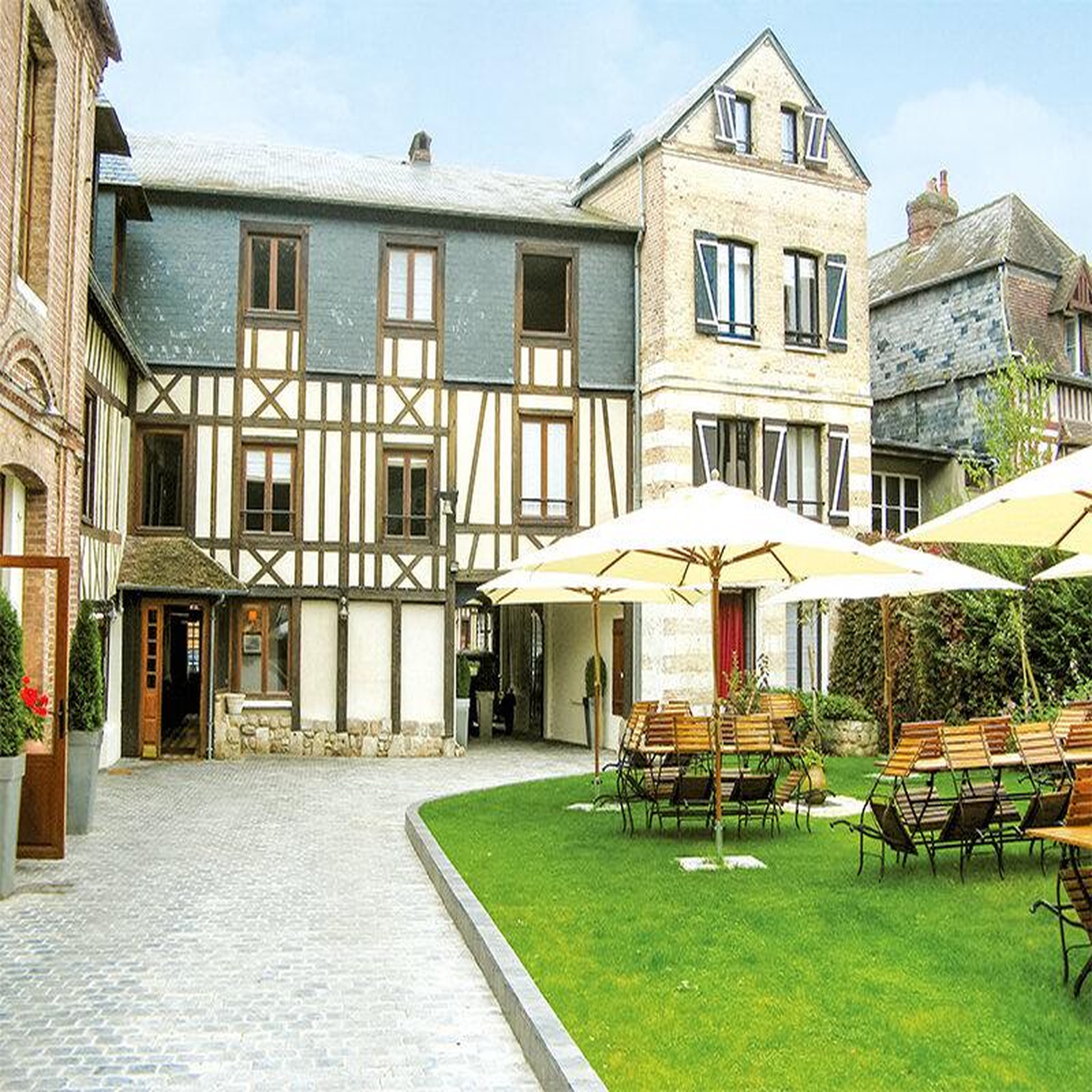 Voir la diapositive 3 : Smartbox Adresses primées : dîner 3 plats au restaurant La Licorne Royale près de Rouen - Coffret Cadeau Gastronomie