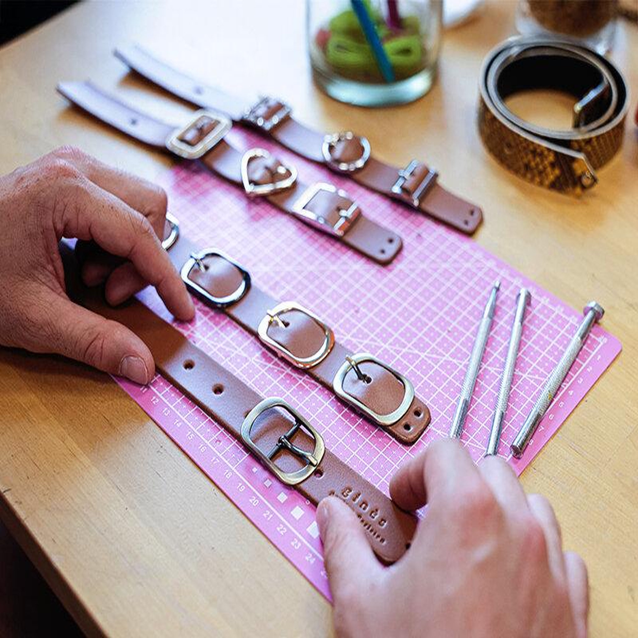 Voir la diapositive 3 : Smartbox Atelier de maroquinerie : création de 2 accessoires en cuir pour 1 personne - coffret cadeau multi-thèmes