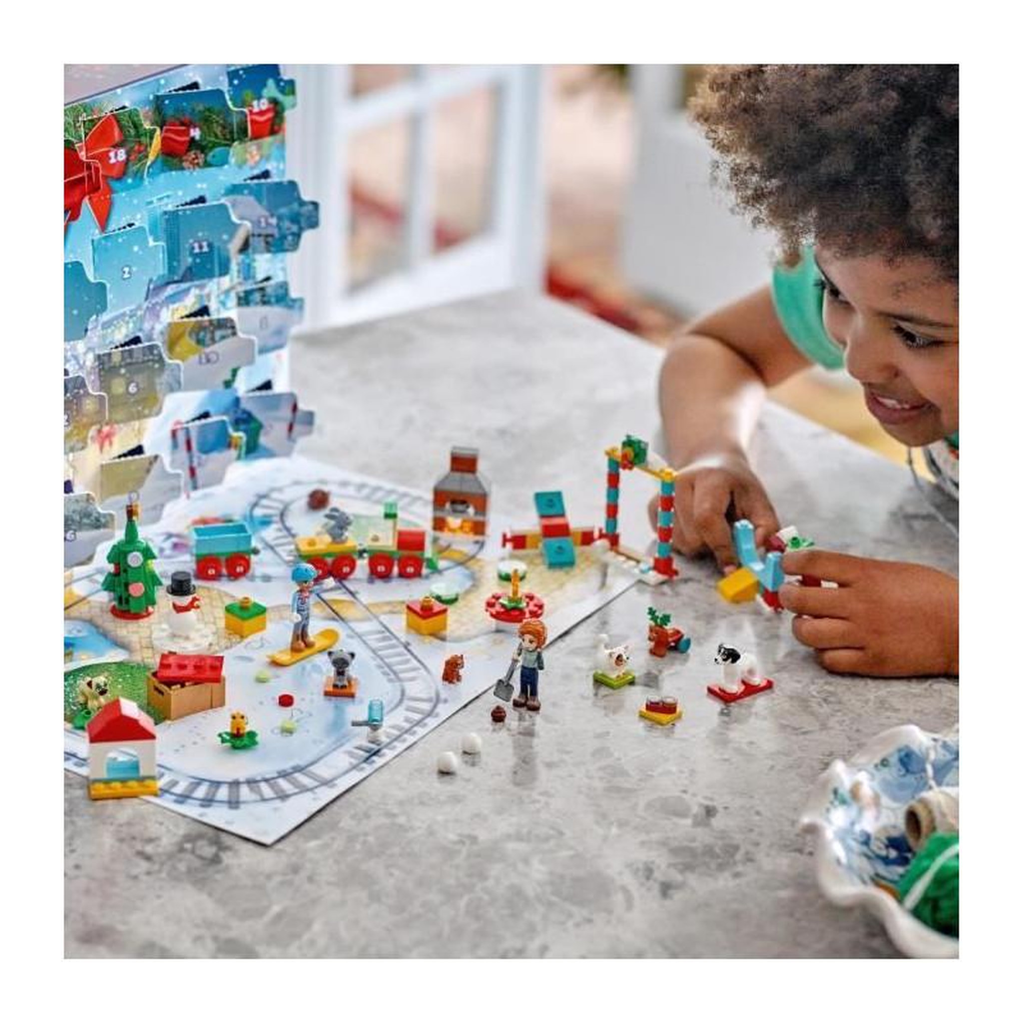Voir la diapositive 5 : LEGO LEGO Friends 41758 Le Calendrier de l'Avent 2023, avec 24 Cadeaux dont 8 Figurines d'Animaux, 2 Mini-Poupées, Cadeau Noël