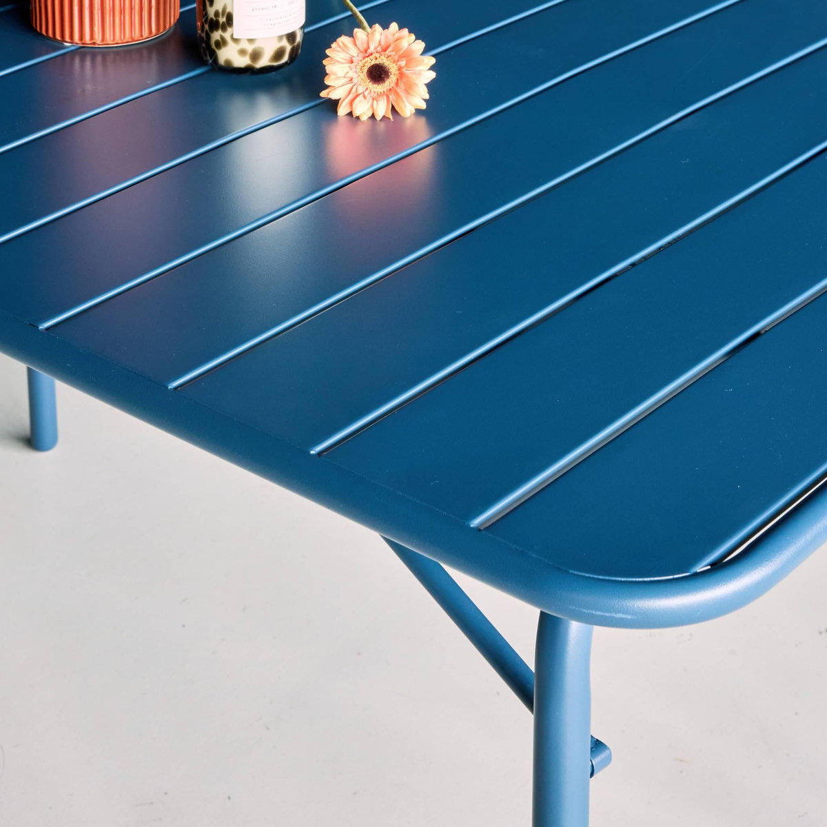 SWEEEK Table de jardin pliante métal 6 places, Amelia 141,2 x 80 x 72,5cm