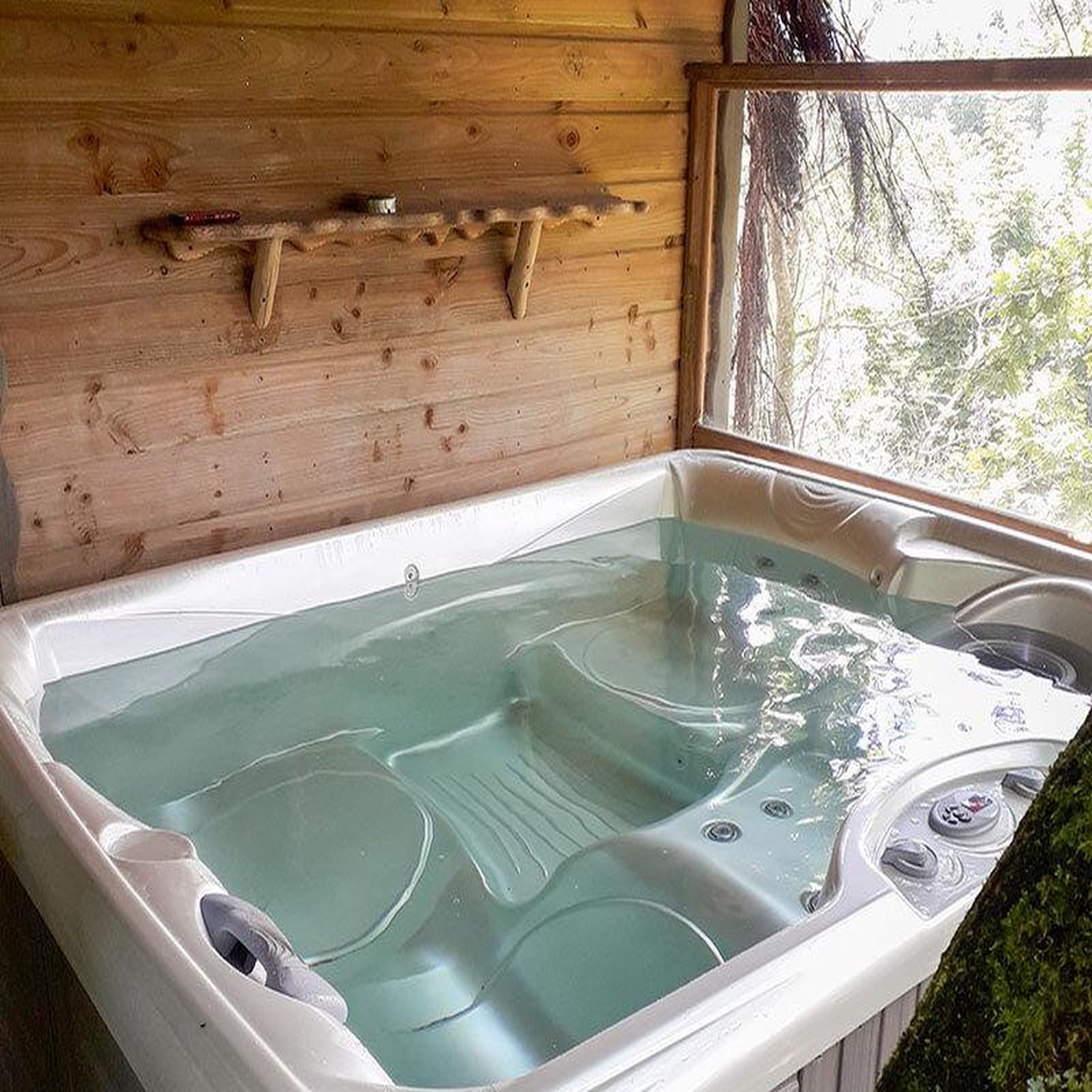Voir la diapositive 3 : Smartbox Séjour insolite près d'aurillac : 2 jours en cabane dans les arbres avec bain bouillonnant - coffret cadeau séjour