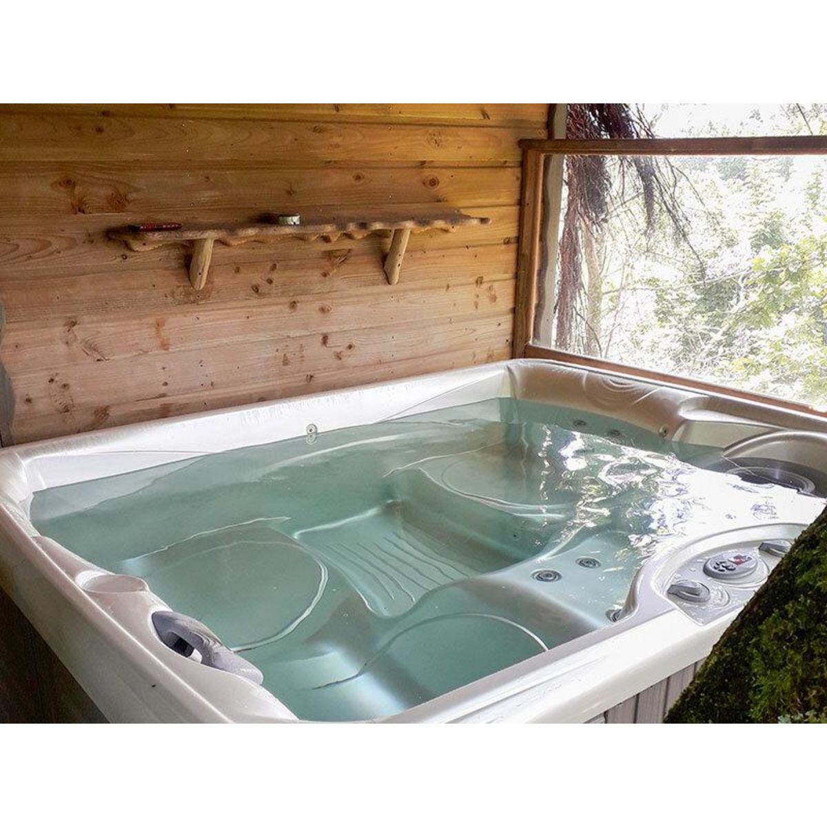 Smartbox Séjour insolite près d'Aurillac : 2 jours en cabane dans les arbres avec bain bouillonnant - Coffret Cadeau Séjour