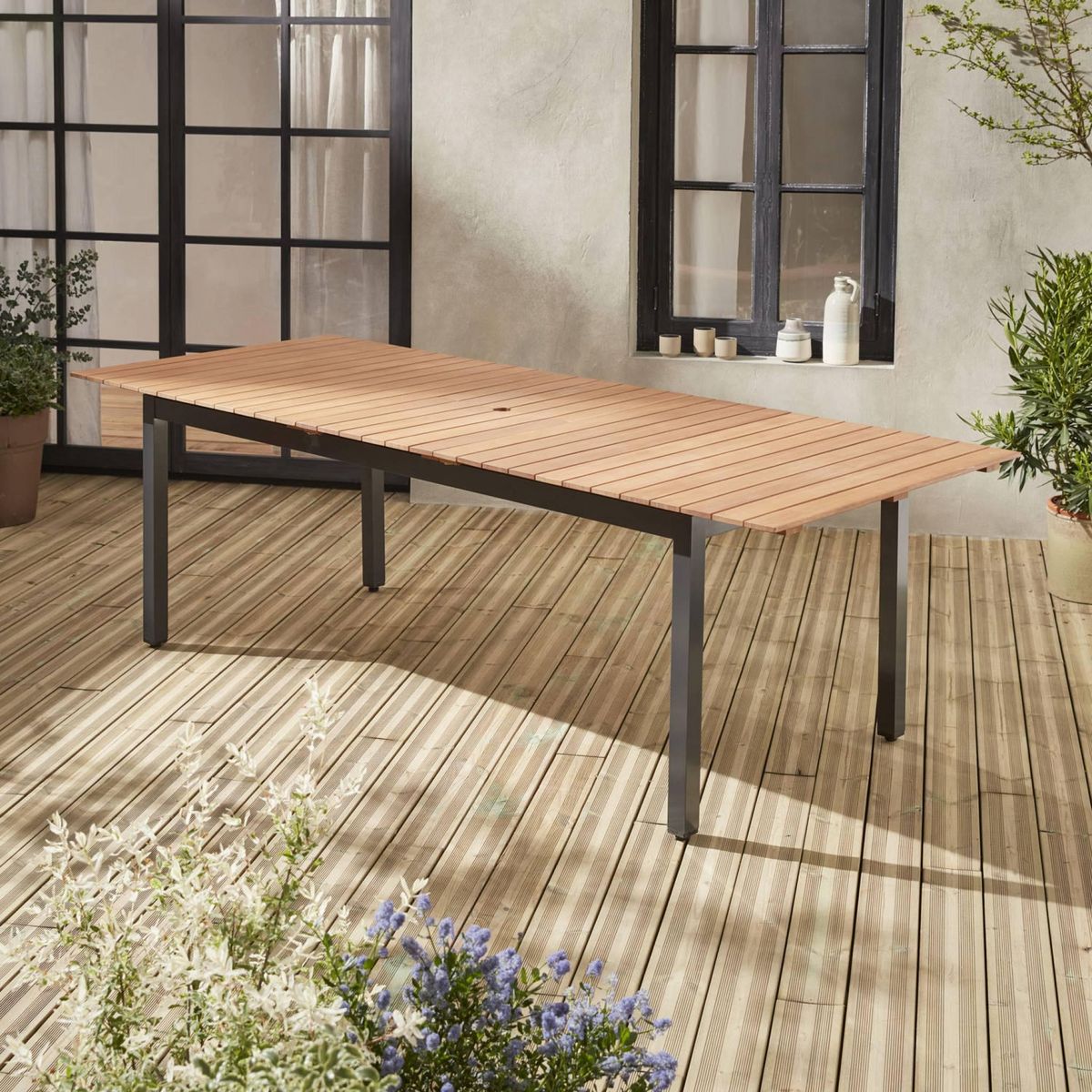 SWEEEK Table de jardin en bois aluminium extensible 200/250cm avec rallonge - Sevilla - bois d'Eucalyptus huilé et structure anthracite