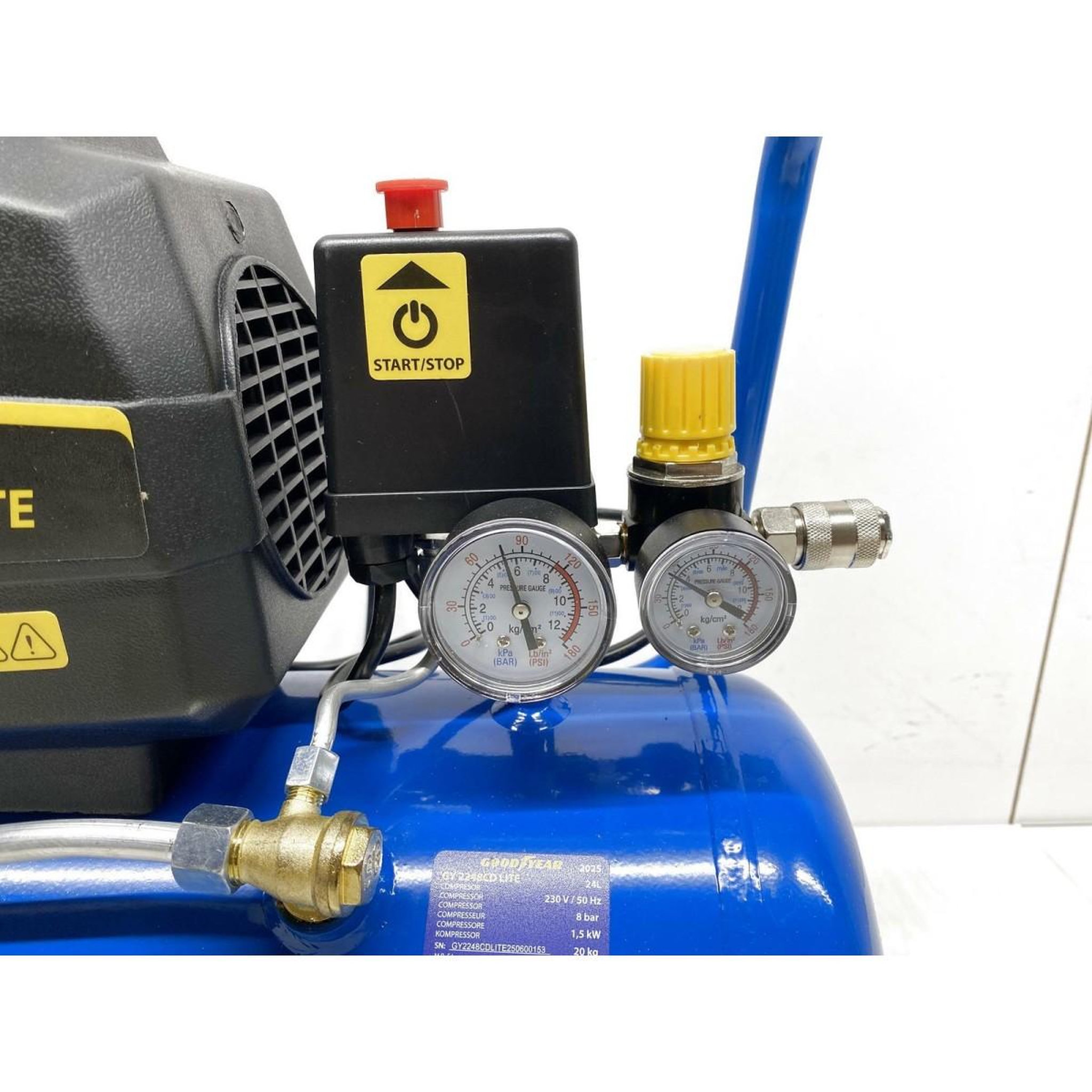 Voir la diapositive 2 : GOODYEAR Compresseur d'air 24 Litres 8 bar 165L/min Manomètres Gonflage Soufflage Outils Pneumatiques GOODYEAR