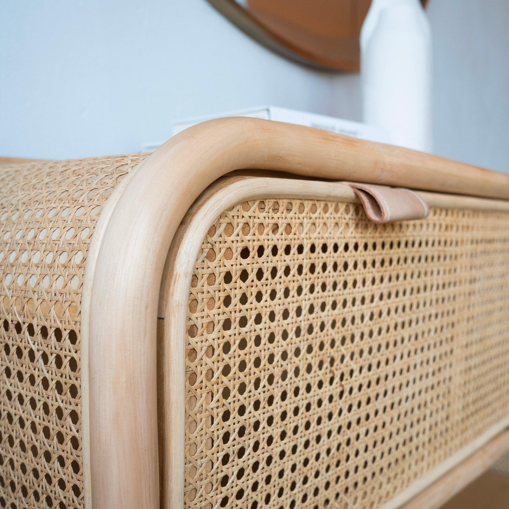 Voir la diapositive 3 : MAISON PAVANE Commode en rotin et bois massif, 2 portes abattantes-alata