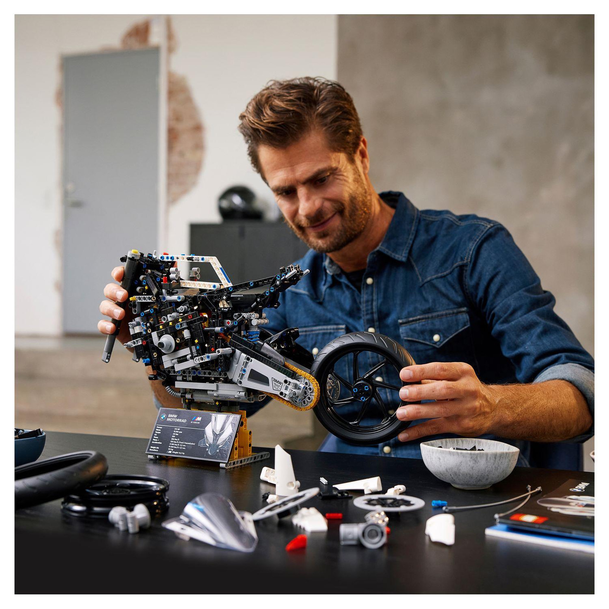 Voir la diapositive 6 : LEGO Technic 42130 - BMW M 1000 RR, Modèle Réduit Moto Pour Adulte