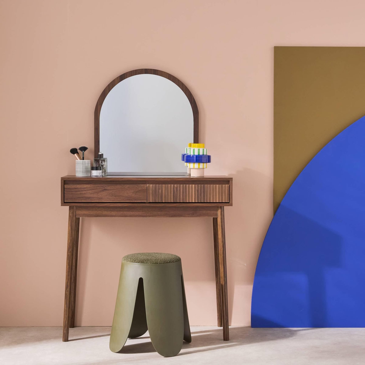 SWEEEK Coiffeuse décor bois LINEAR miroir arrondi 2 tiroirs 90 cm. façade striée. Noyer