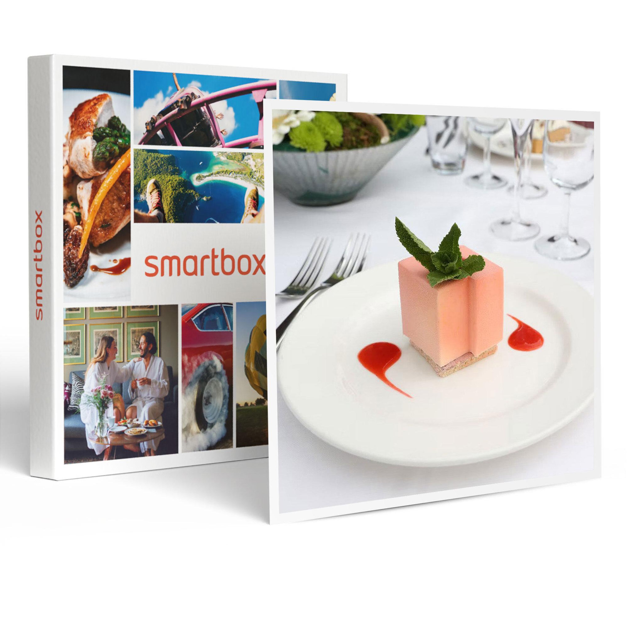Voir la diapositive 1 : Smartbox Découverte de Paris lors d'un dîner croisière Prestige sur la Seine pour 2 adultes et 1 enfant - Coffret Cadeau Gastronomie