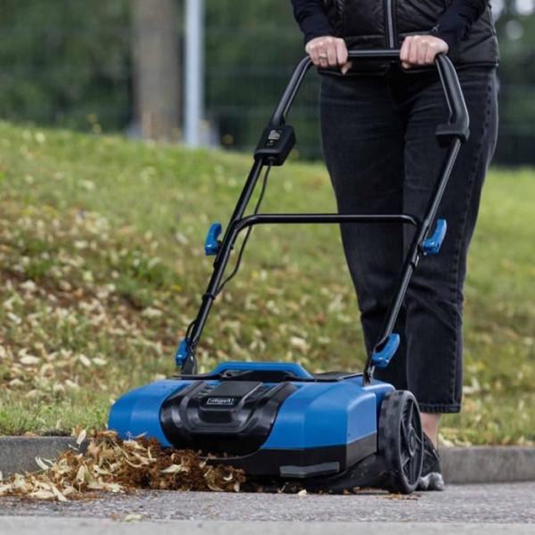 Voir la diapositive 2 : SCHEPPACH Balayeuse sans fil SCHEPPACH - C-S610-X SET S - 20L - Largeur brosse 61 cm - Batterie 20V 1Ah IXES + chargeur