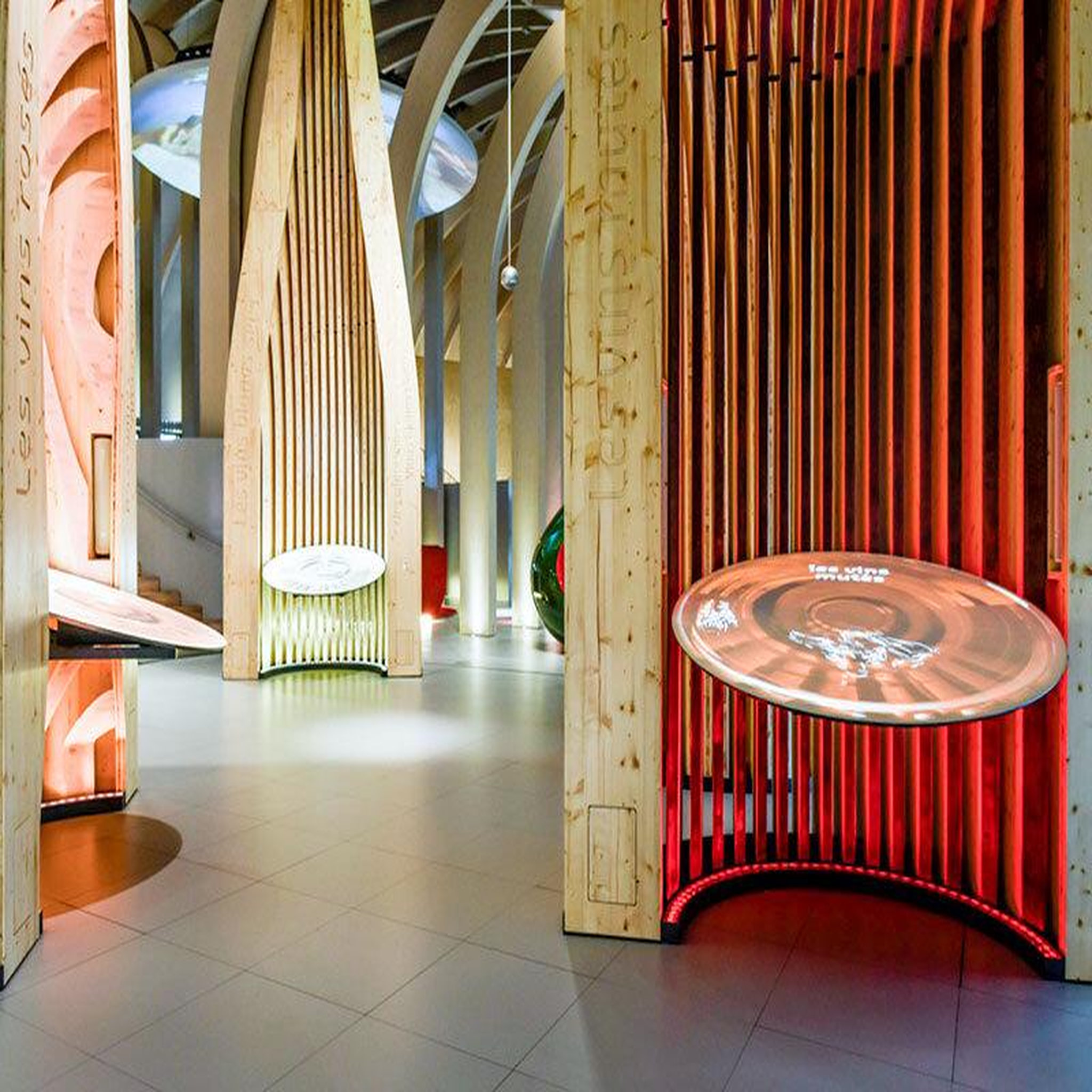 Voir la diapositive 3 : Smartbox Visite culturelle à Bordeaux : 2 billets adulte coupe-file pour la Cité du Vin - Coffret Cadeau Sport & Aventure