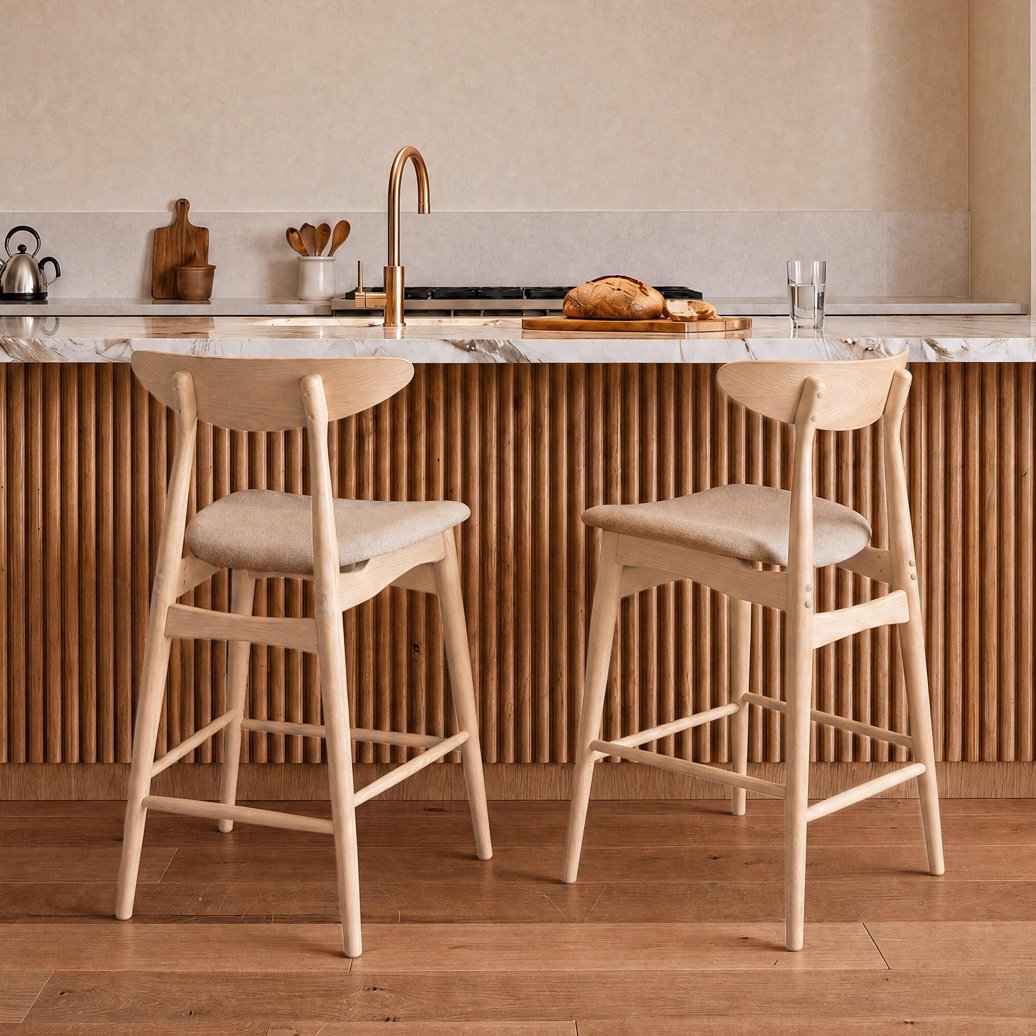 Voir la diapositive 2 : MAISON PAVANE Lot de 2 chaises pour ilot central 63,5 cm en tissu beige et bois-josette