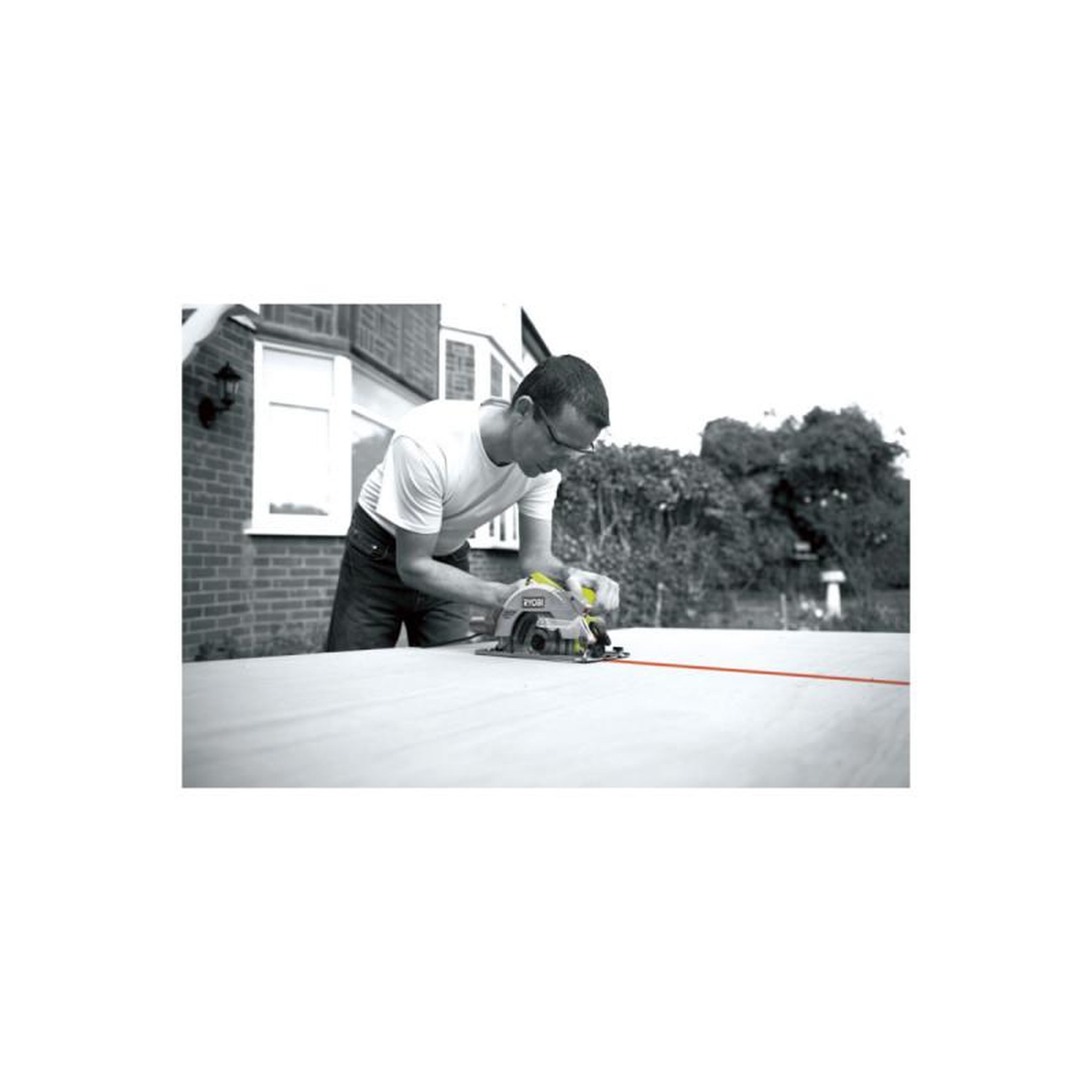 Voir la diapositive 2 : Ryobi Scie circulaire RYOBI 1600W 66mm - 2 guides de coupe 84 cm - RCS1600-KSR