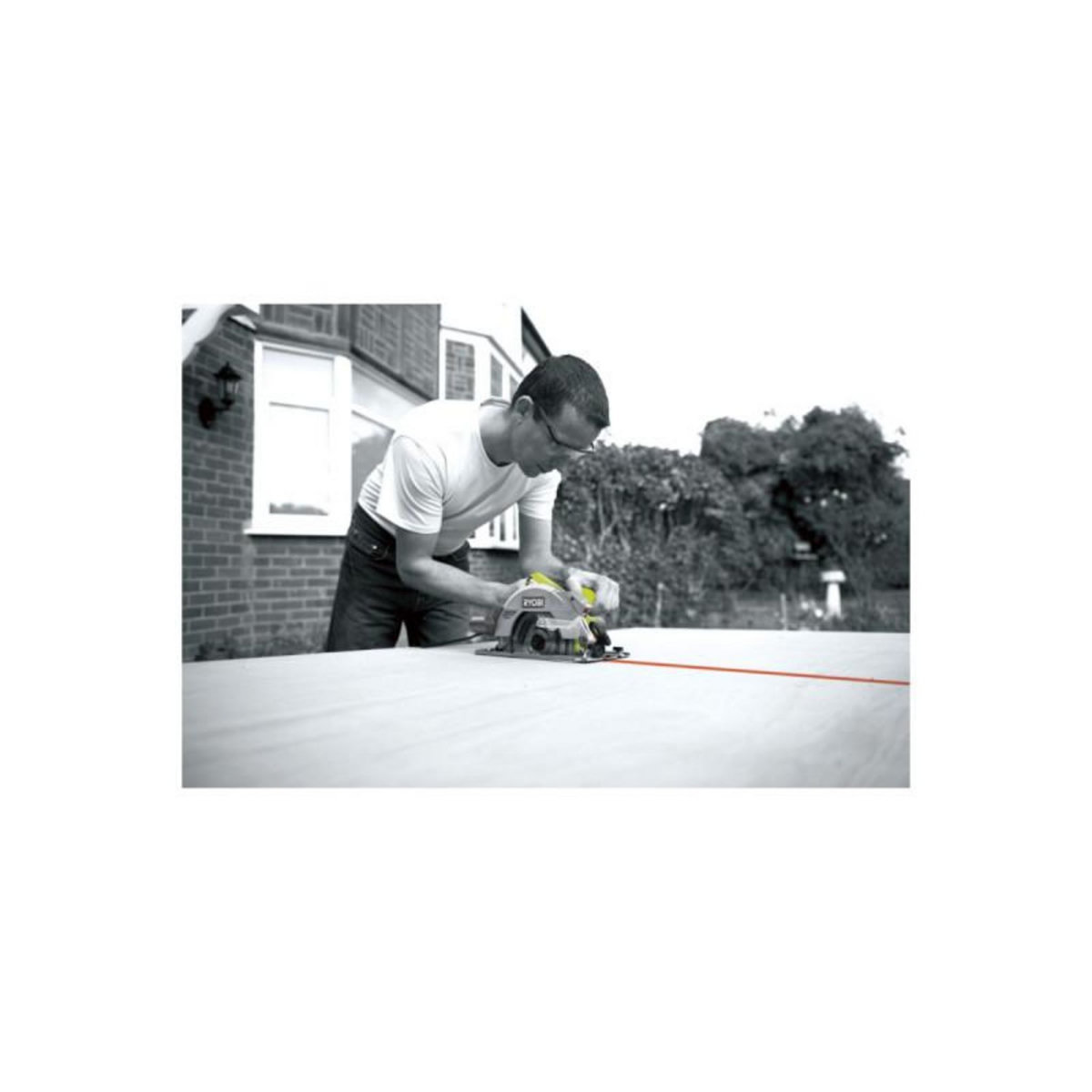 Ryobi Scie circulaire RYOBI 1600W 66mm - 2 guides de coupe 84 cm - RCS1600-KSR