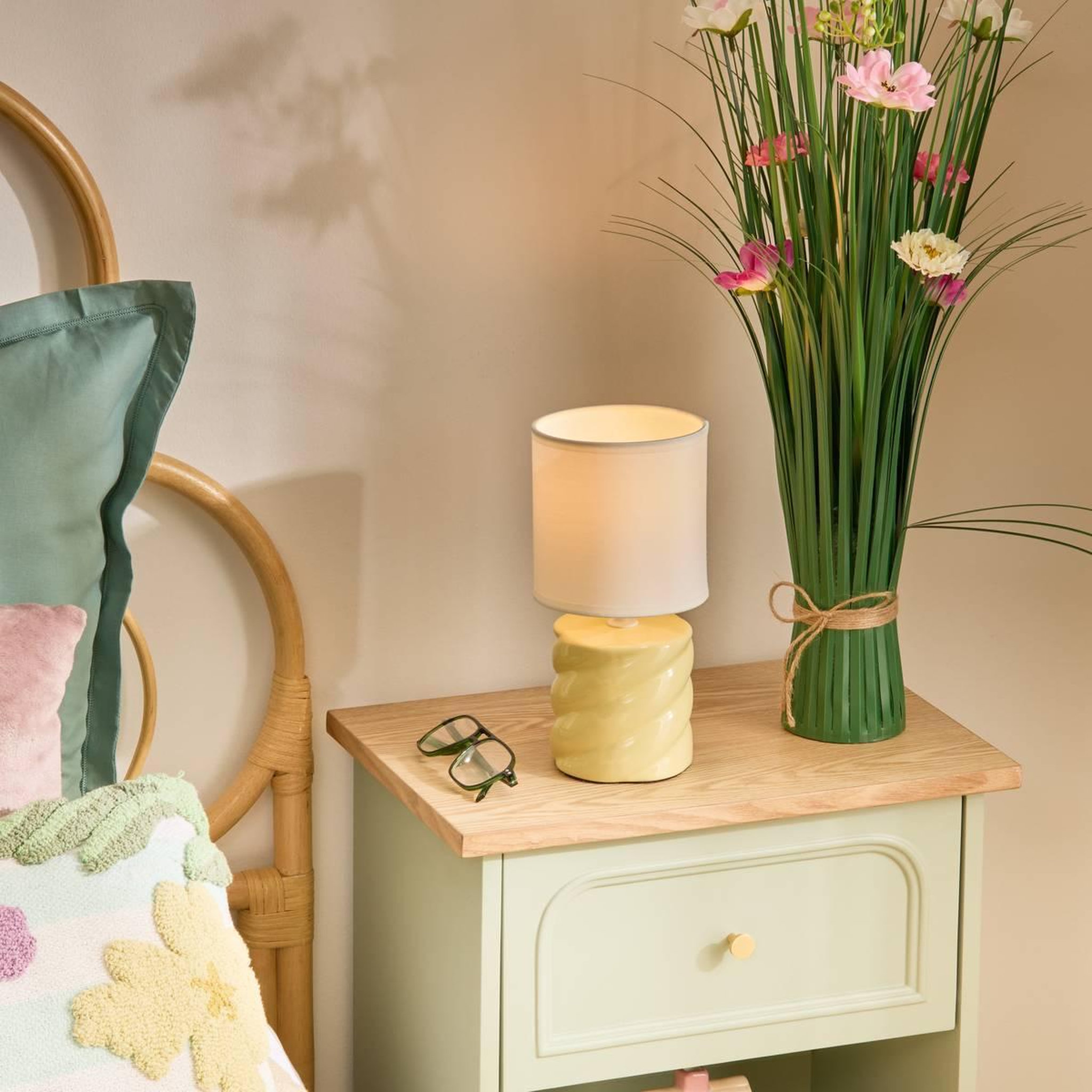 Voir la diapositive 4 : ATMOSPHERA Lampe à poser en grès  noly  27cm jaune