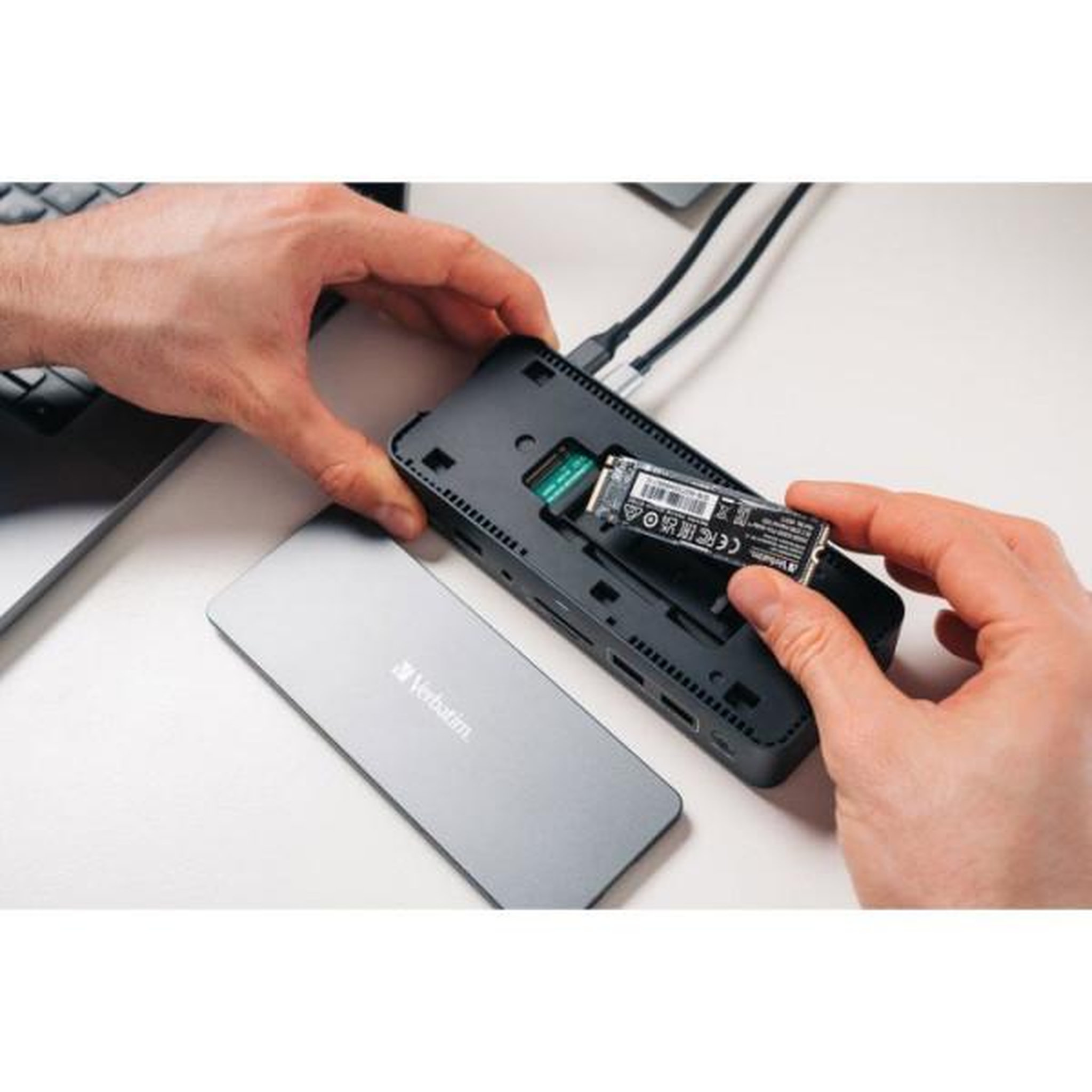 Voir la diapositive 2 : Verbatim Station d'accueil portable USB-C 3.2 - VERBATIM - Pro CDS-15SSD - Avec SSD 256 Go inclus - Gris