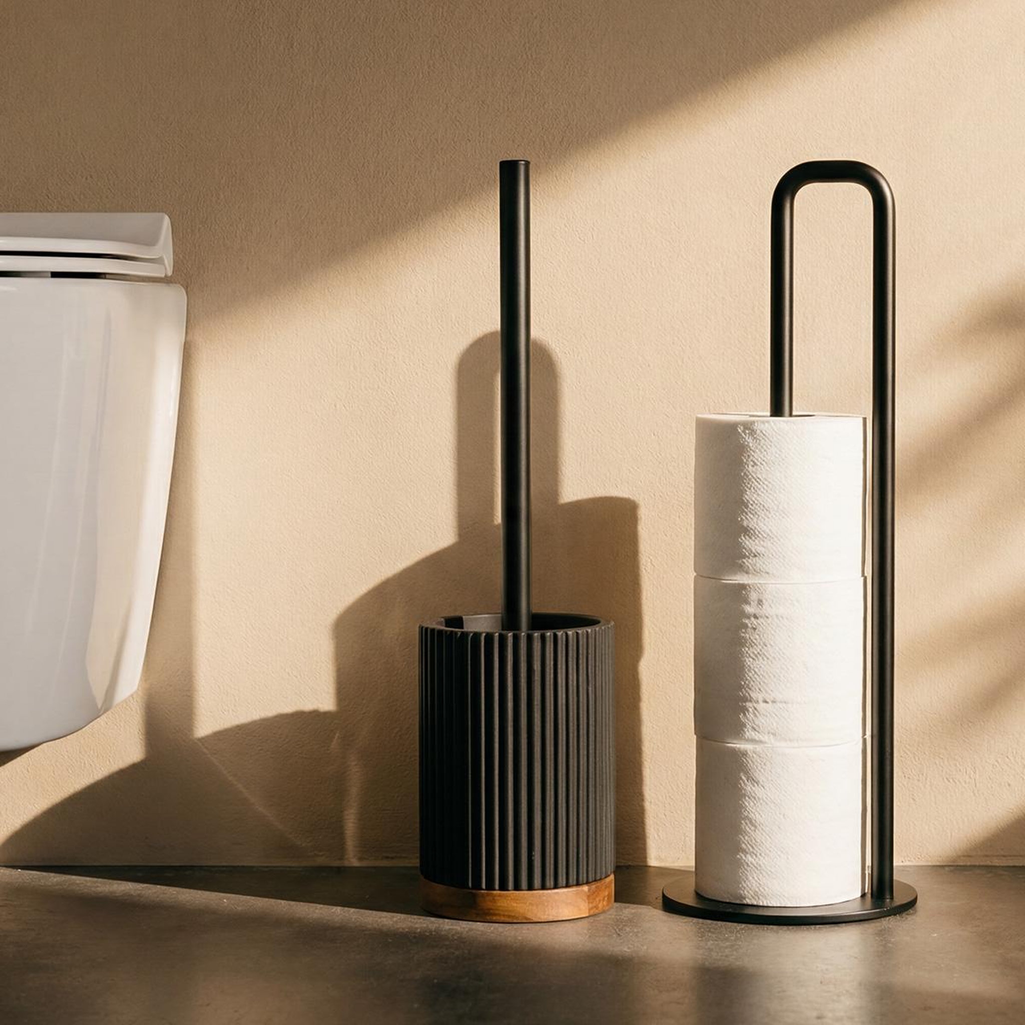 Voir la diapositive 2 : MAISON AUBERTIN Brosse wc résine noir lago - noir et bois