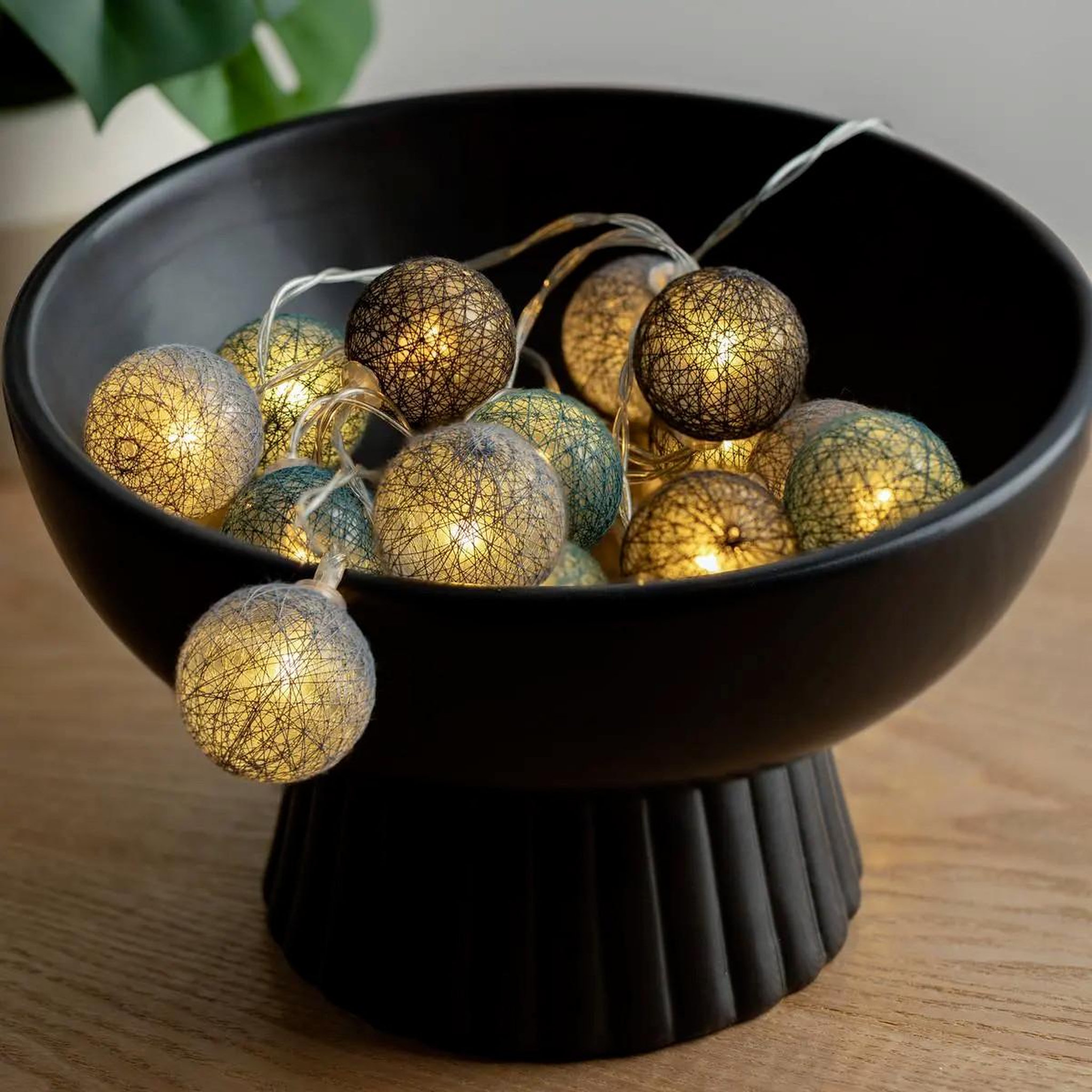Voir la diapositive 3 : ATMOSPHERA Guirlande led 16 boules  winter  255cm multicolore
