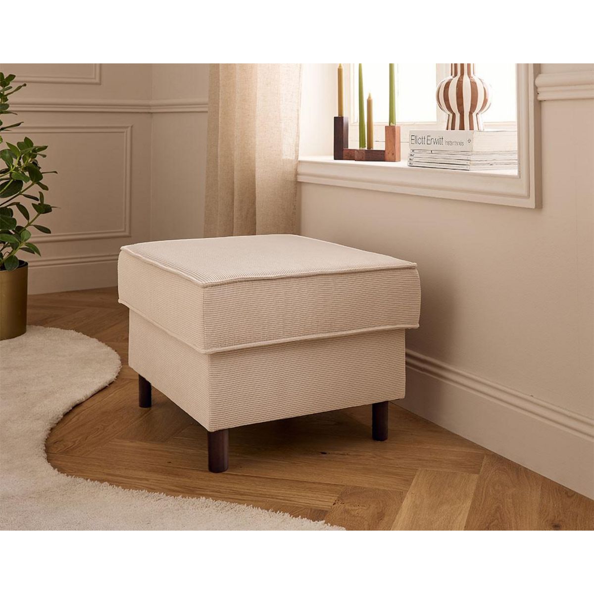 LISA DESIGN Jake - pouf en velours côtelé - pieds bois foncé