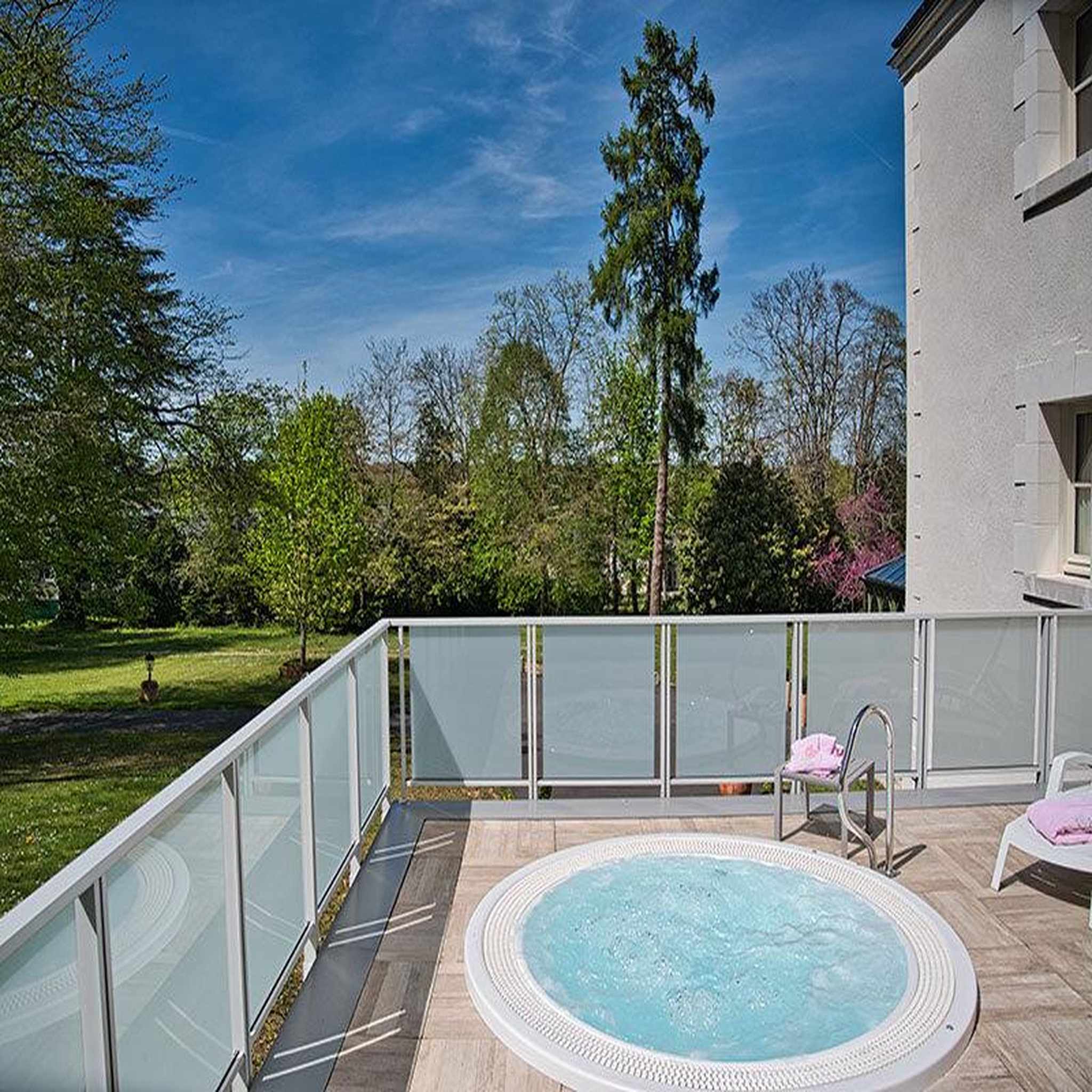 Voir la diapositive 5 : Smartbox Séjour avec bain bouillonnant en château 4* dans le val de loire - coffret cadeau séjour