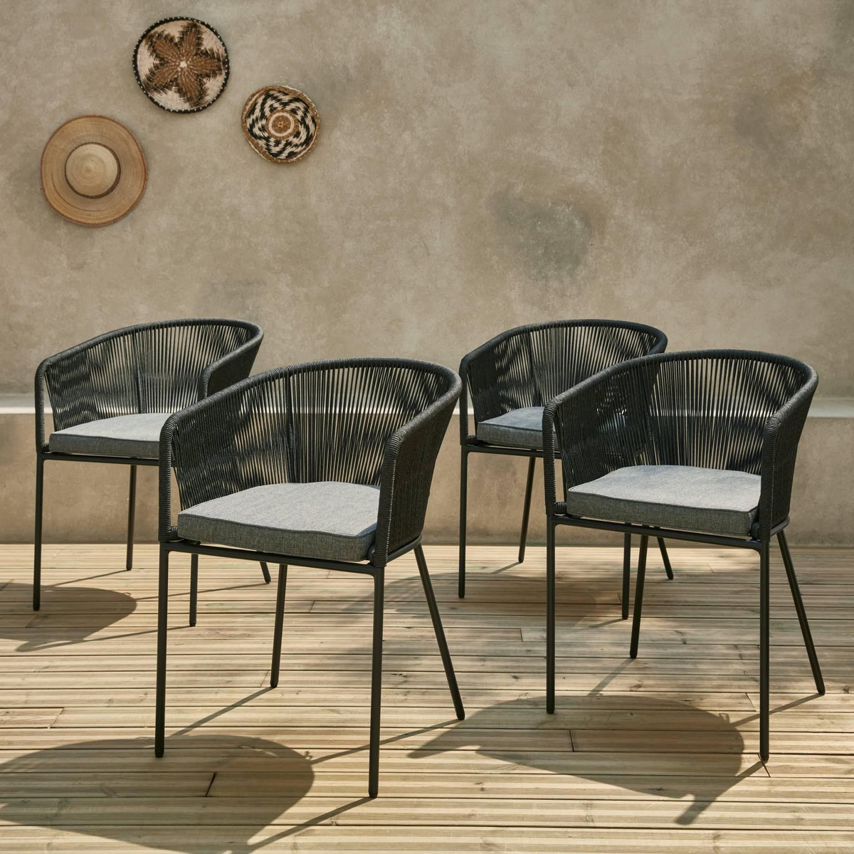 SWEEEK Lot de 4 fauteuils de jardin en corde noire et acier galvanisé. coussin gris