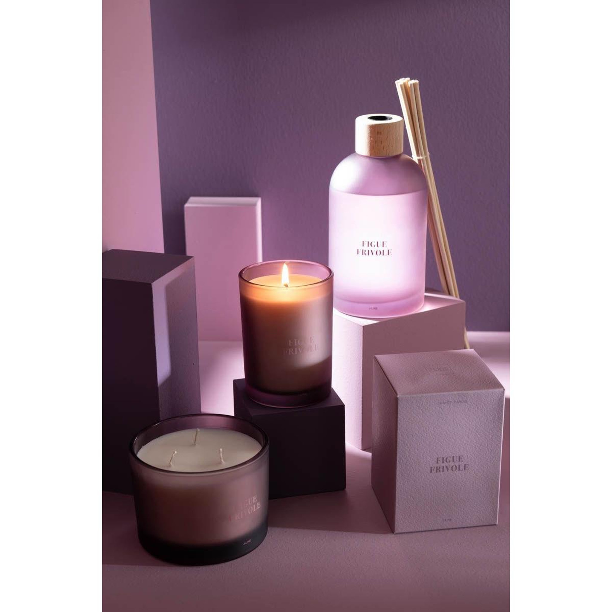 Voir la diapositive 6 : J-LINE Bougie parfumée  accords essentiels  12cm figue frivole
