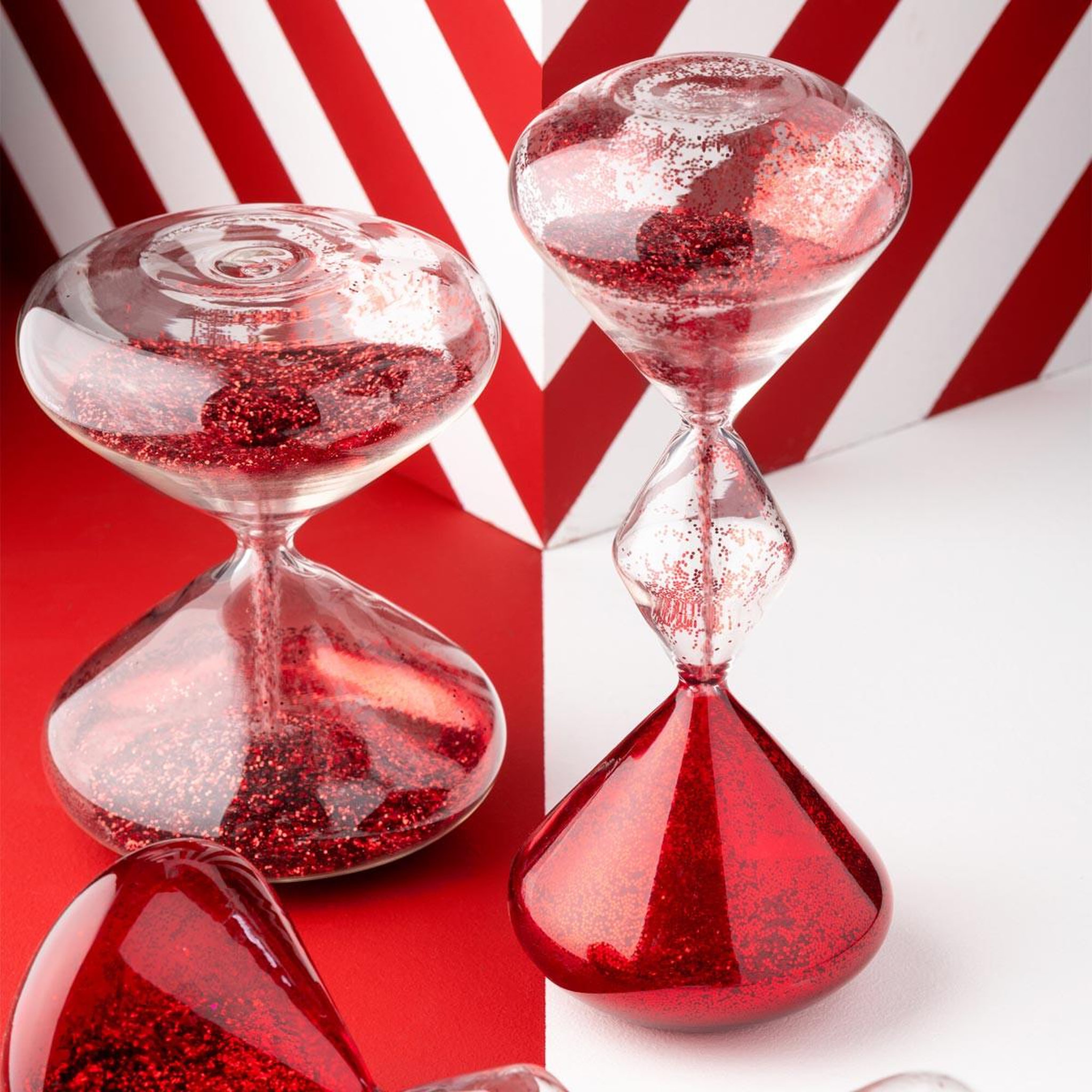 Voir la diapositive 2 : J-LINE Sablier déco en verre  paillettes  18cm rouge