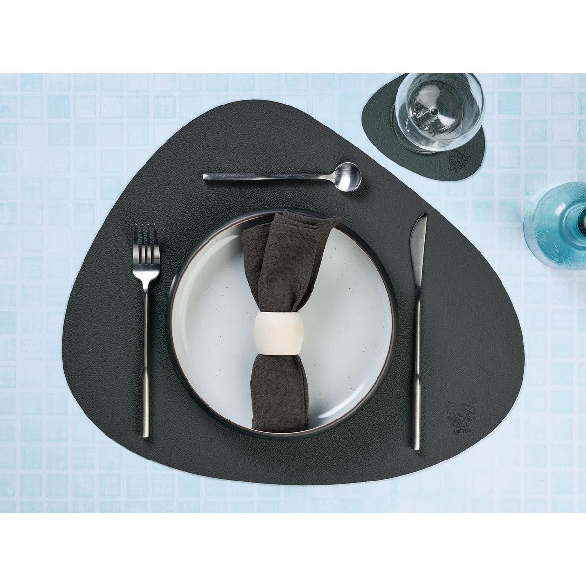 BJORN Sous-verre curve réversible - 6 pièces - Cuir recyclé bleu nuit et gris anthracite