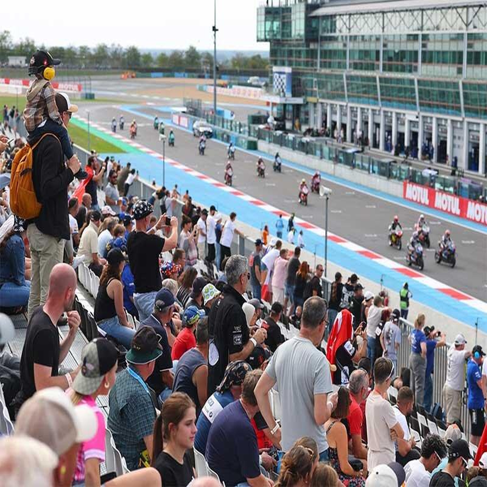 Voir la diapositive 2 : Smartbox 2 billets vip general admission pour le superbike motul fim à magny-cours - coffret cadeau multi-thèmes