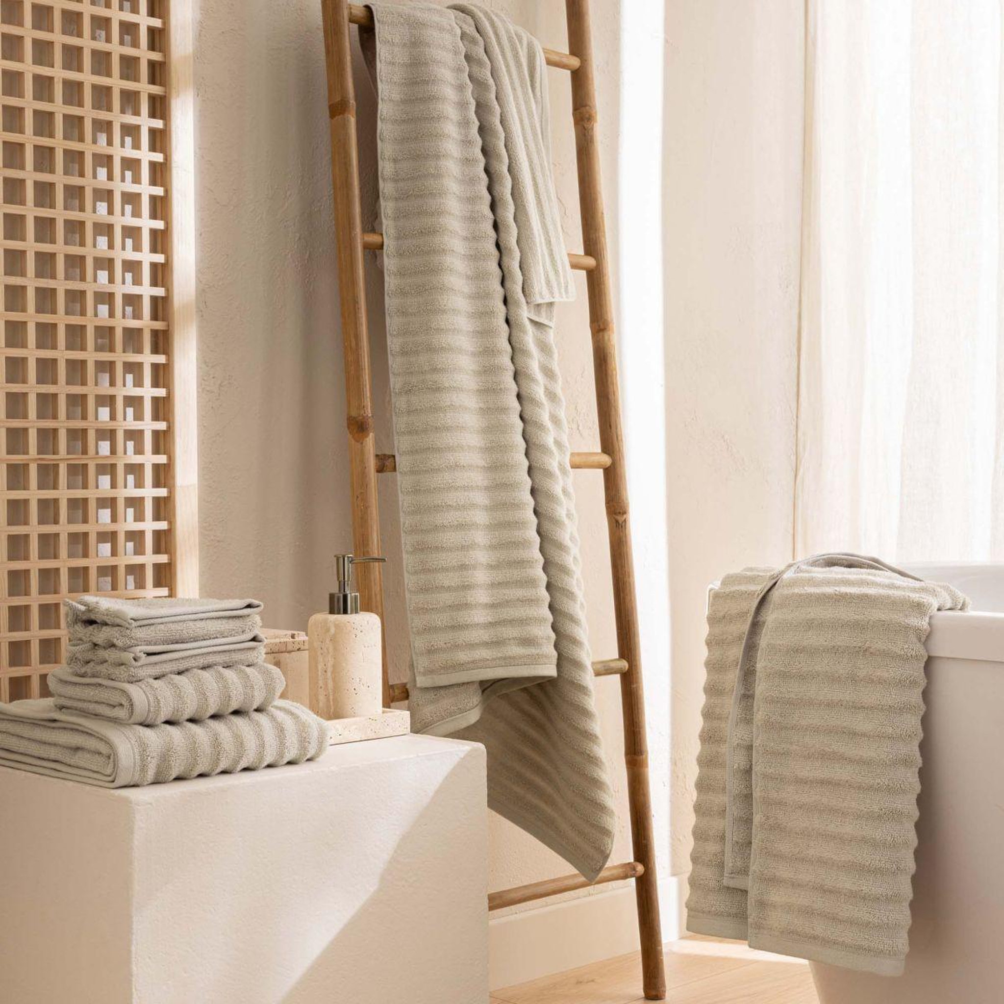 Voir la diapositive 3 : Douceur d'Intérieur Drap de douche  maya  70x130cm taupe