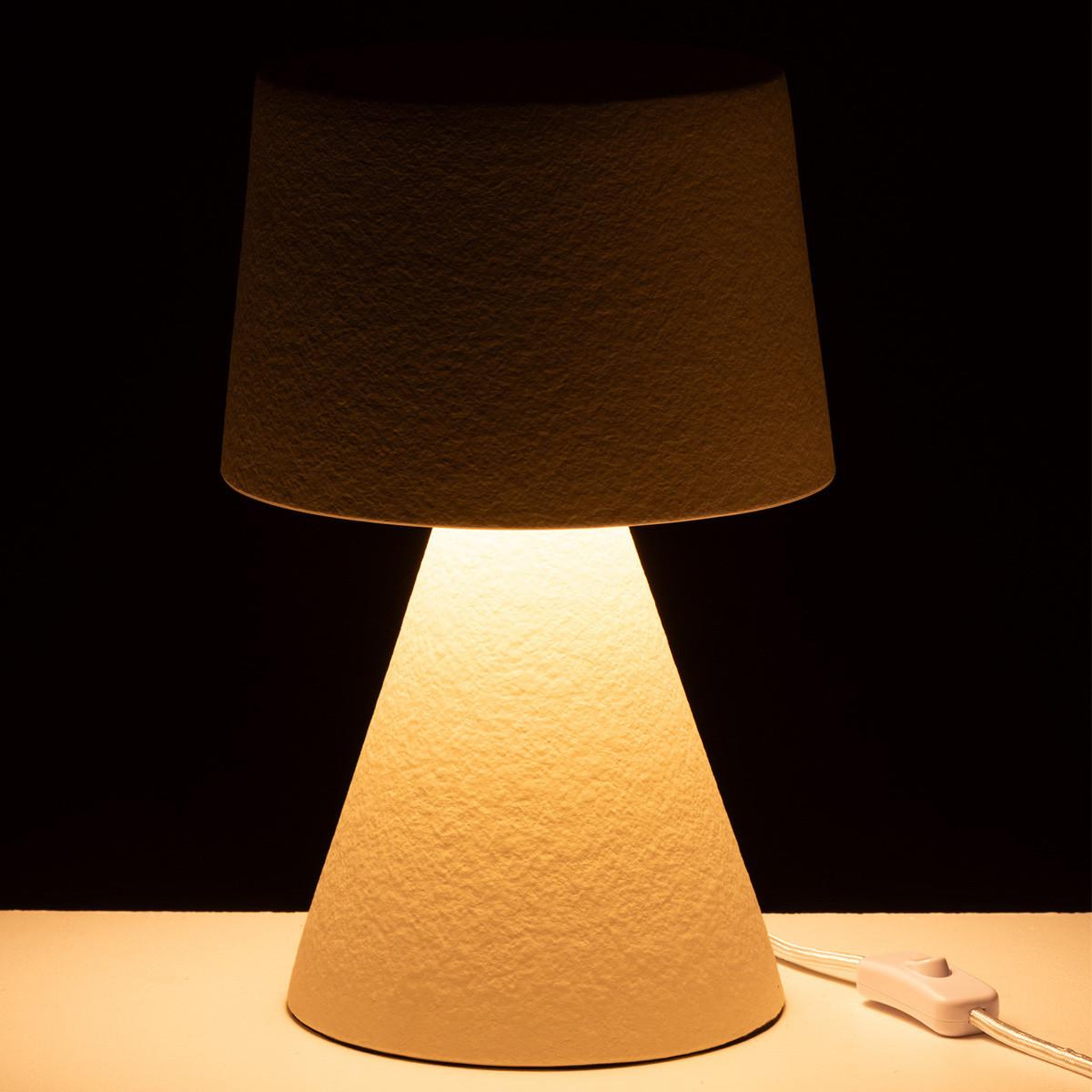 Voir la diapositive 3 : J-LINE Lampe à poser petit abat-jour  pierre  34cm beige