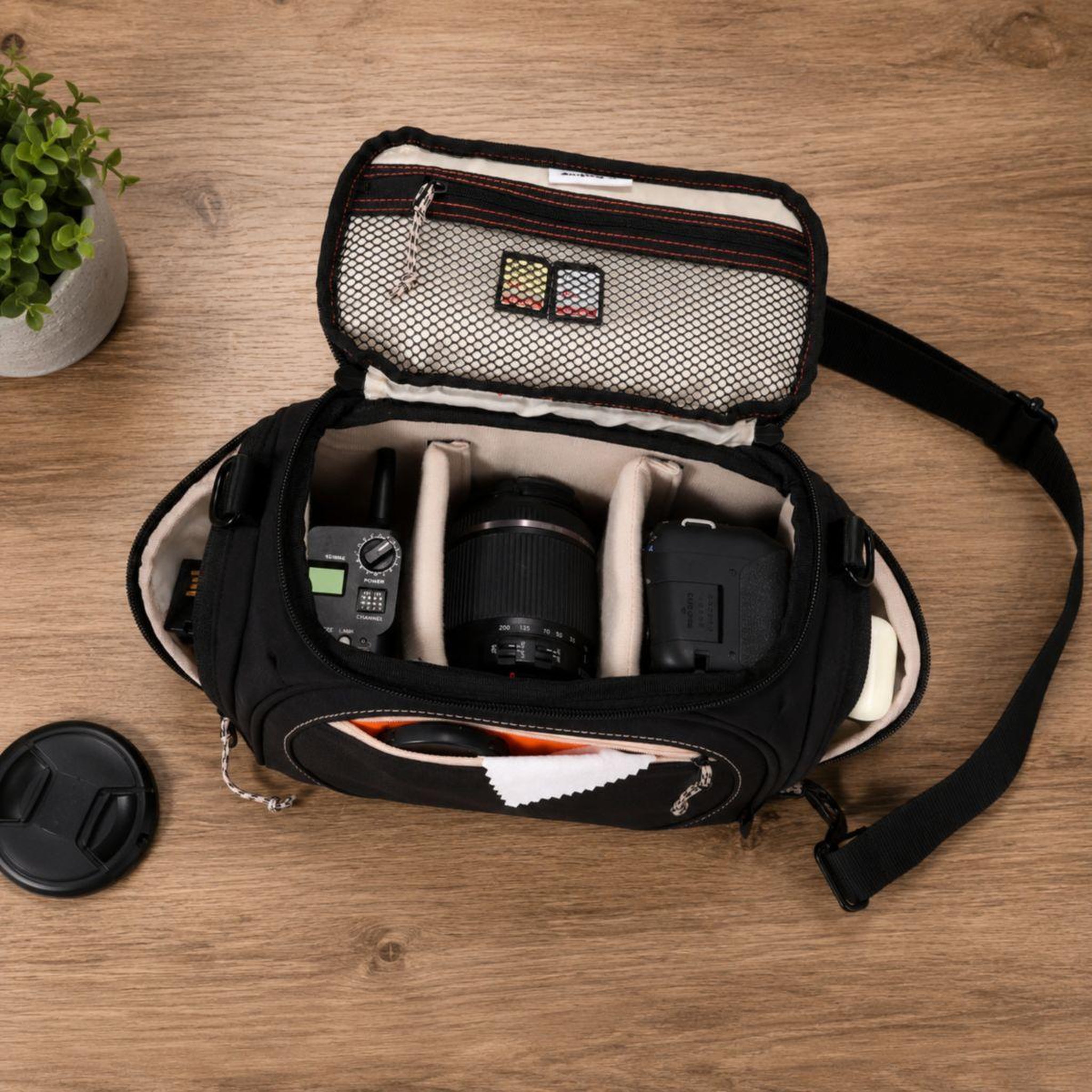 Voir la diapositive 4 : ESSENTIEL B Sacoche eco t22 reflex + 2 objectifs